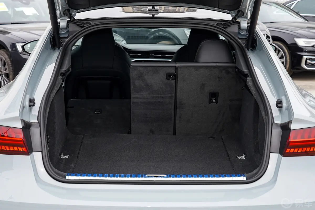 奥迪S72.9T Sportback 竞技限量版后备厢