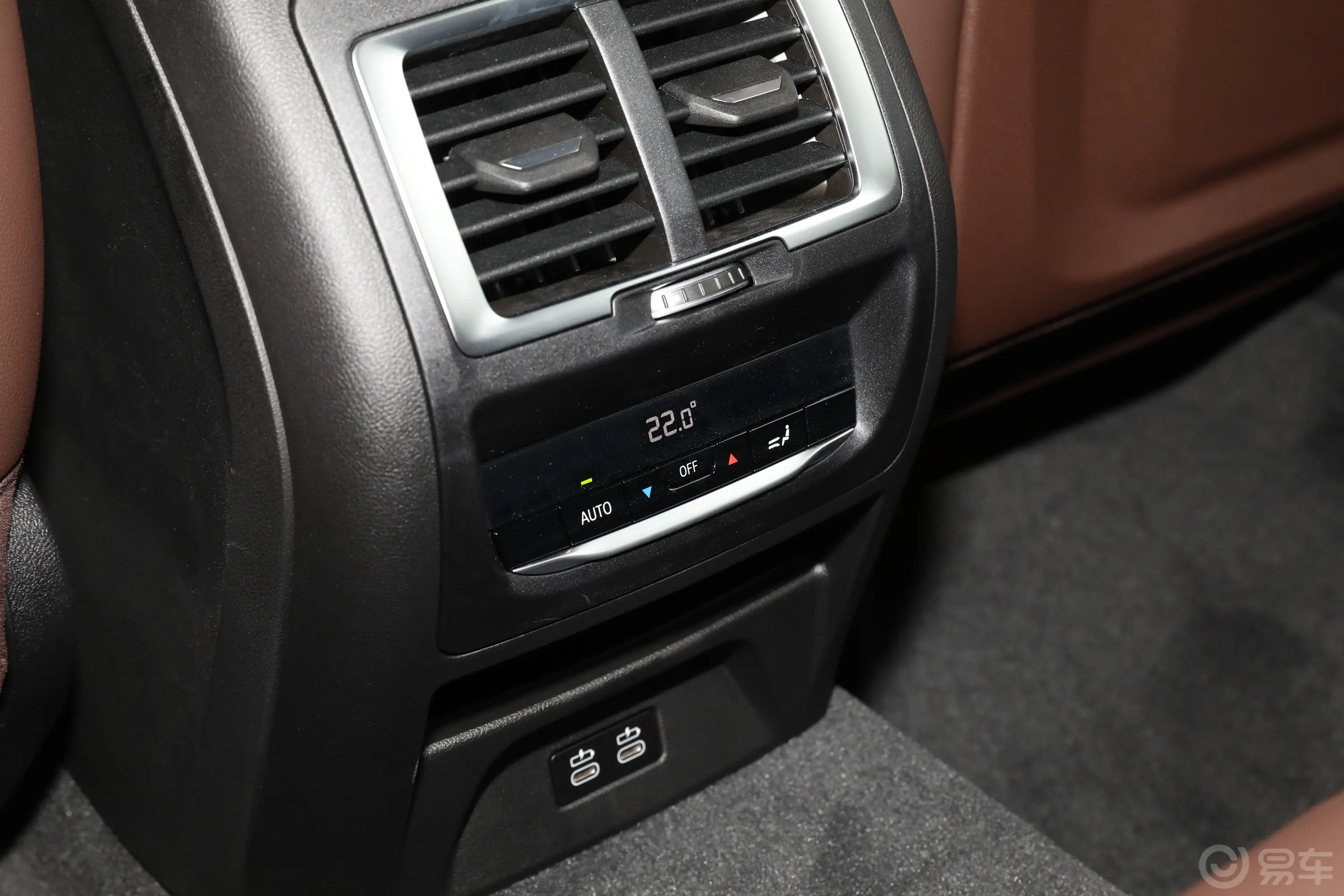 宝马X3改款 xDrive30i 领先型 M曜夜套装后排空调控制键