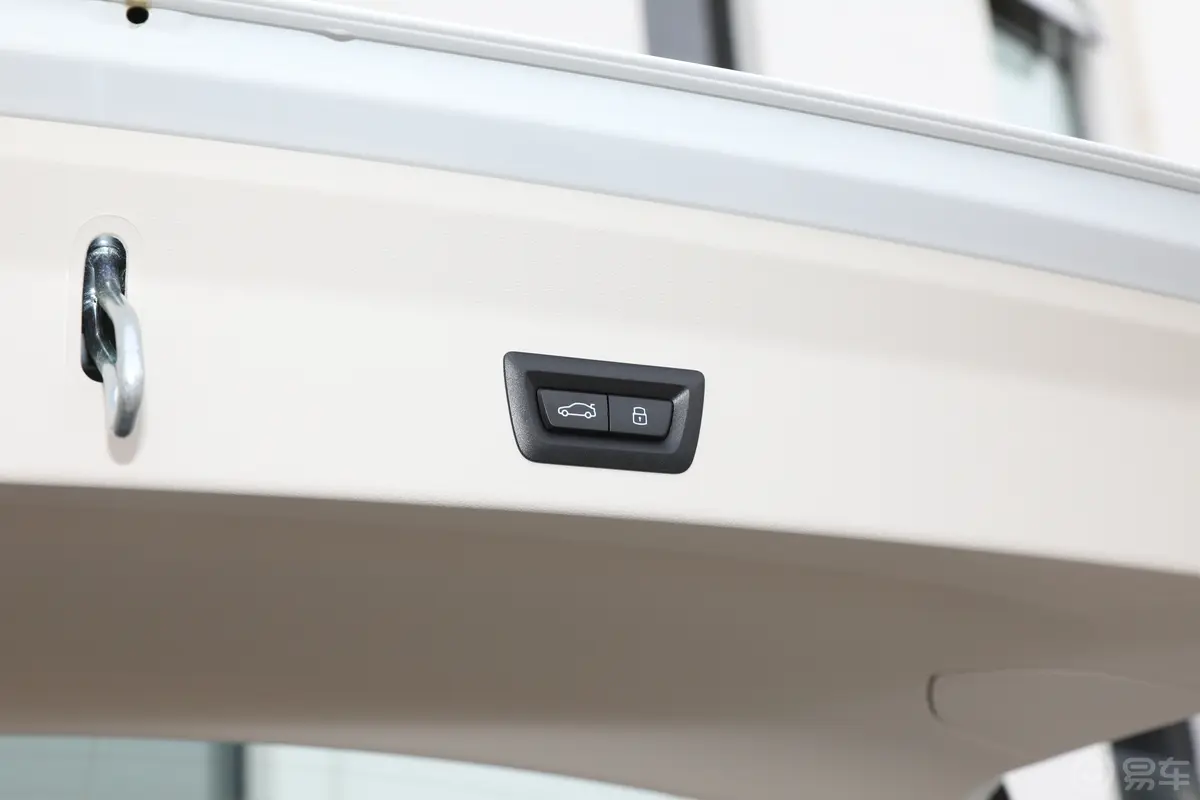 宝马X3改款 xDrive30i 领先型 M曜夜套装电动尾门按键（手动扶手）