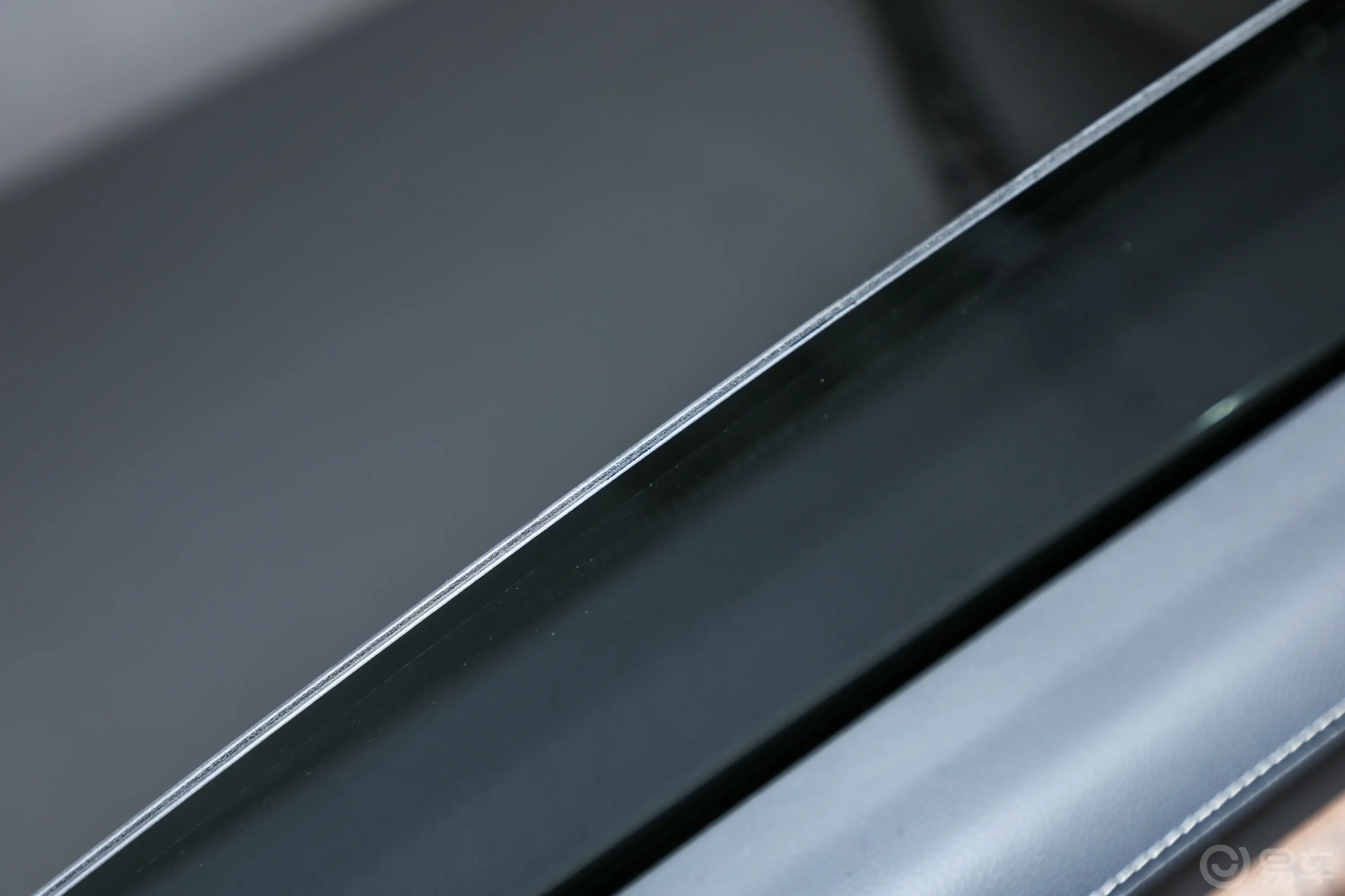 沃尔沃S90B5 智雅豪华版后排玻璃材质特写