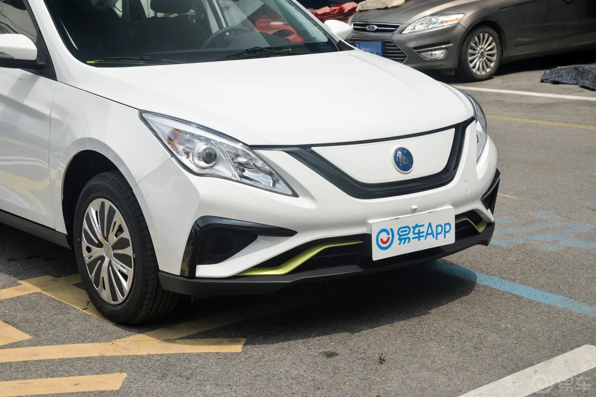 风行S50 EV410km 网约版前格栅侧俯拍