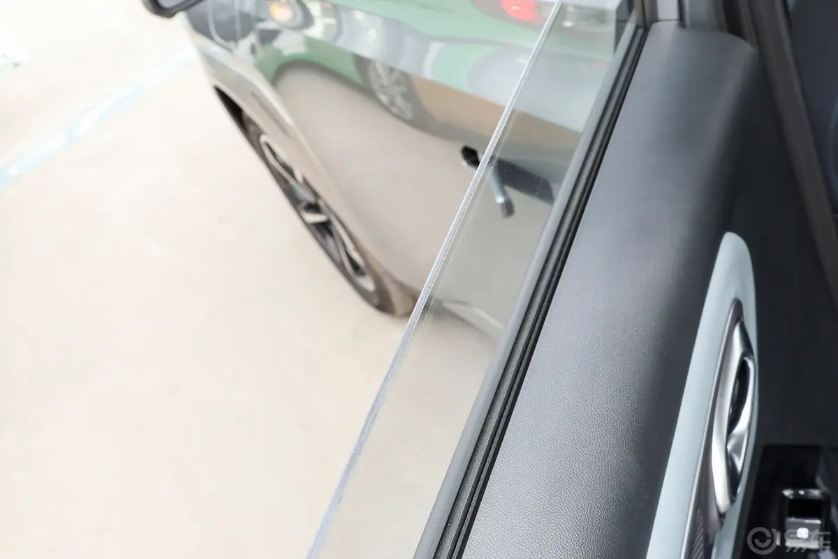 AION YPlus 610km 610 智领版 三元锂后排玻璃材质特写