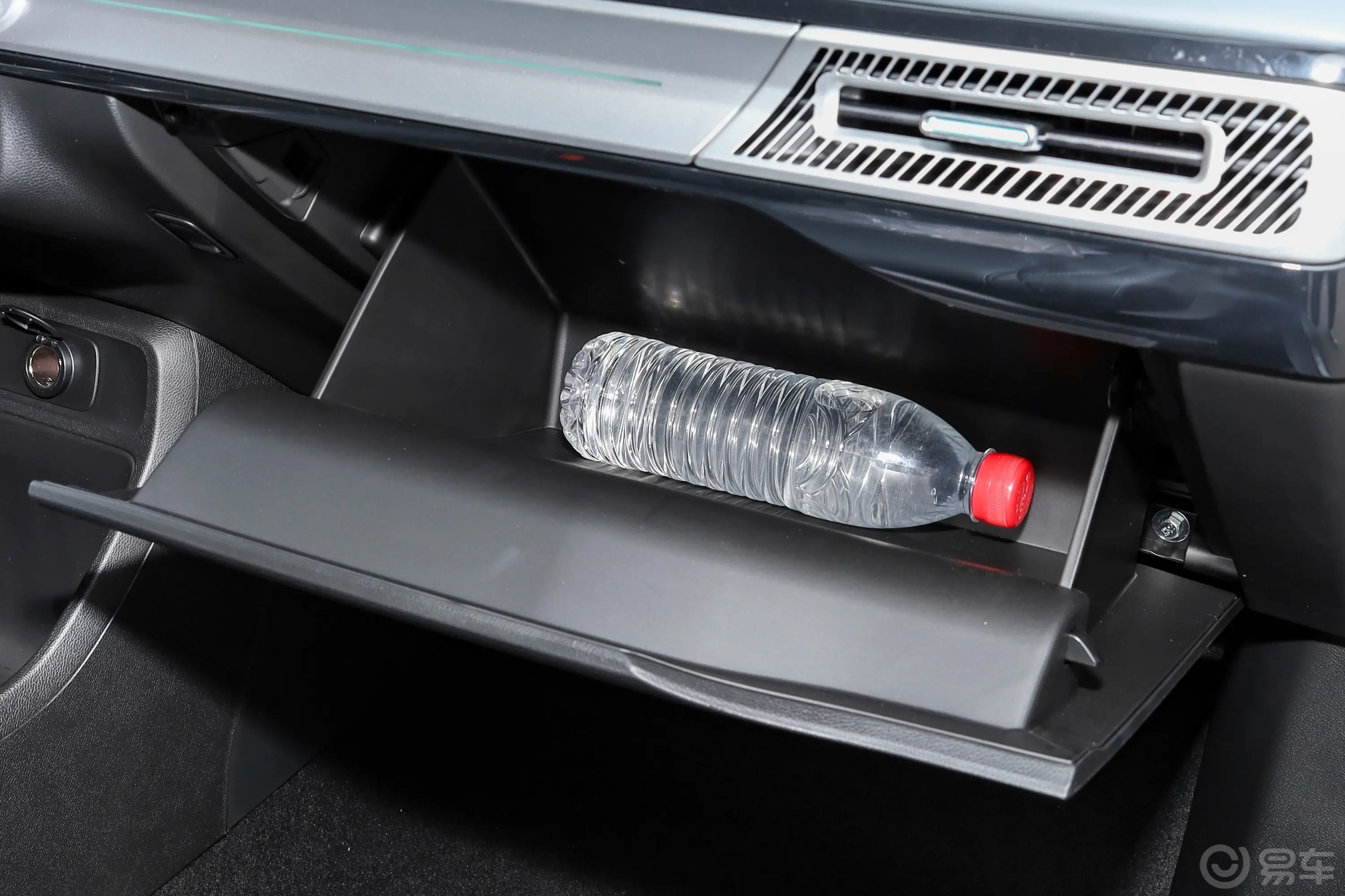 AION YPlus 610km 610 智领版 三元锂手套箱空间水瓶横置