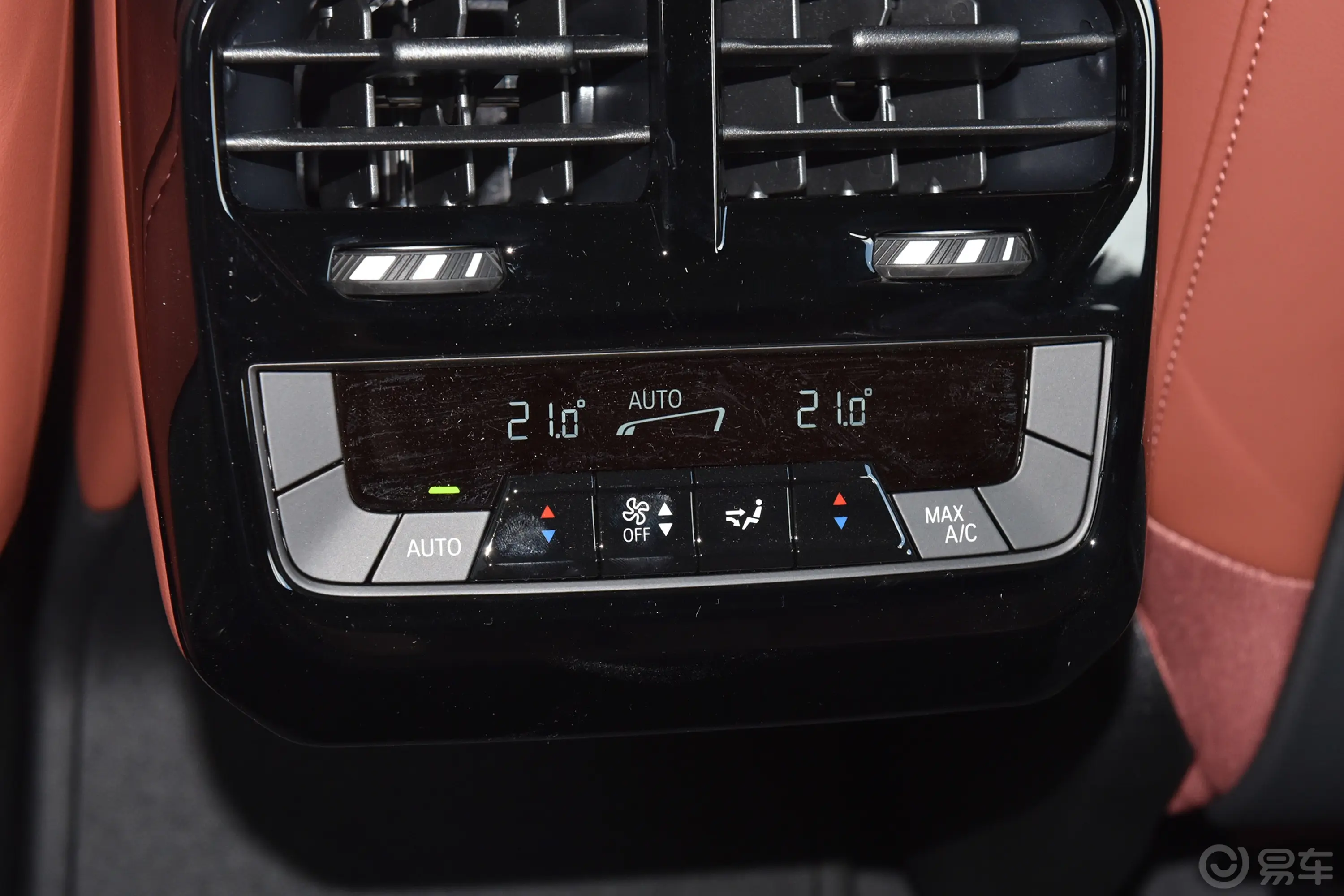 宝马iX改款 xDrive50后排空调控制键
