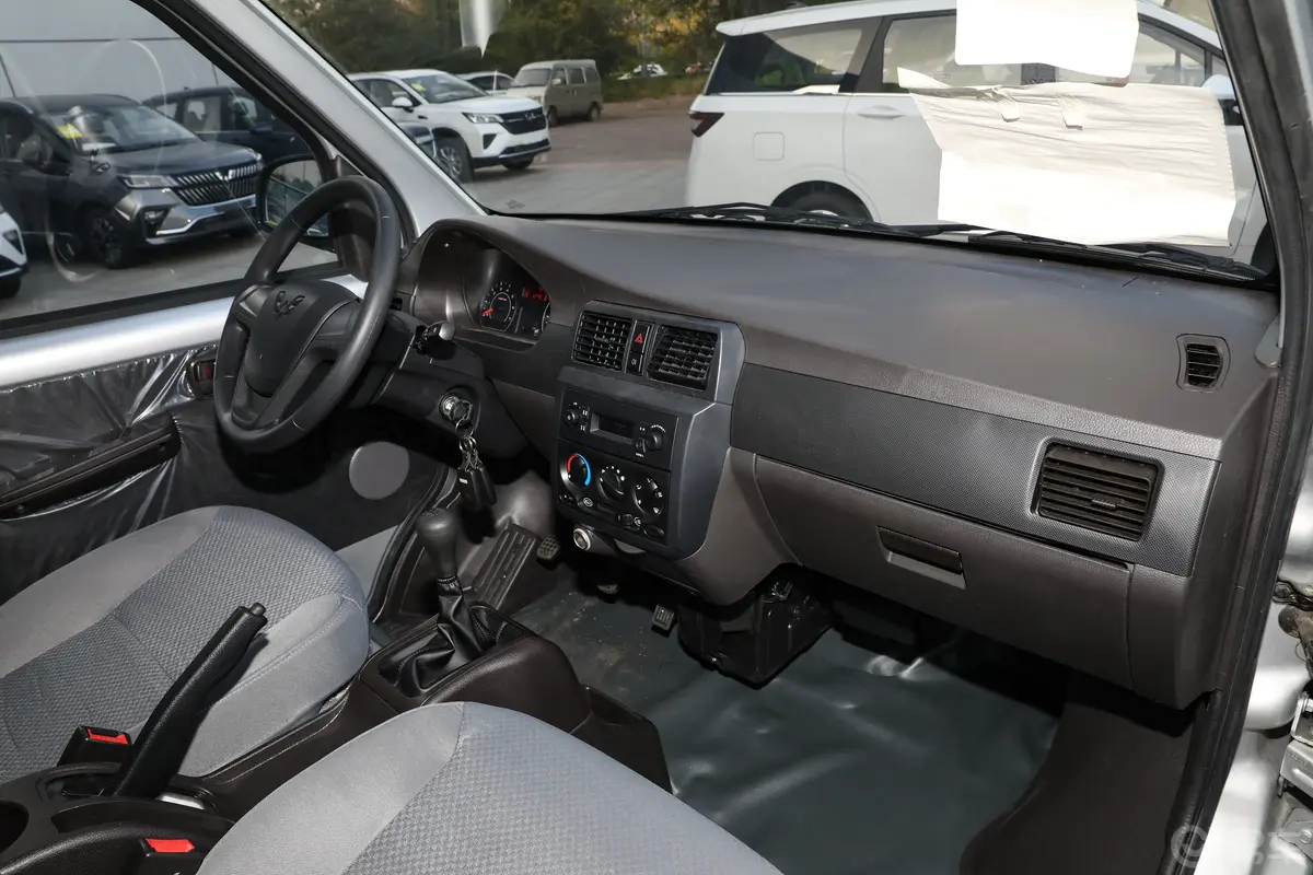 五菱荣光1.5L 手动封窗加长版基本型 5座内饰全景副驾驶员方向