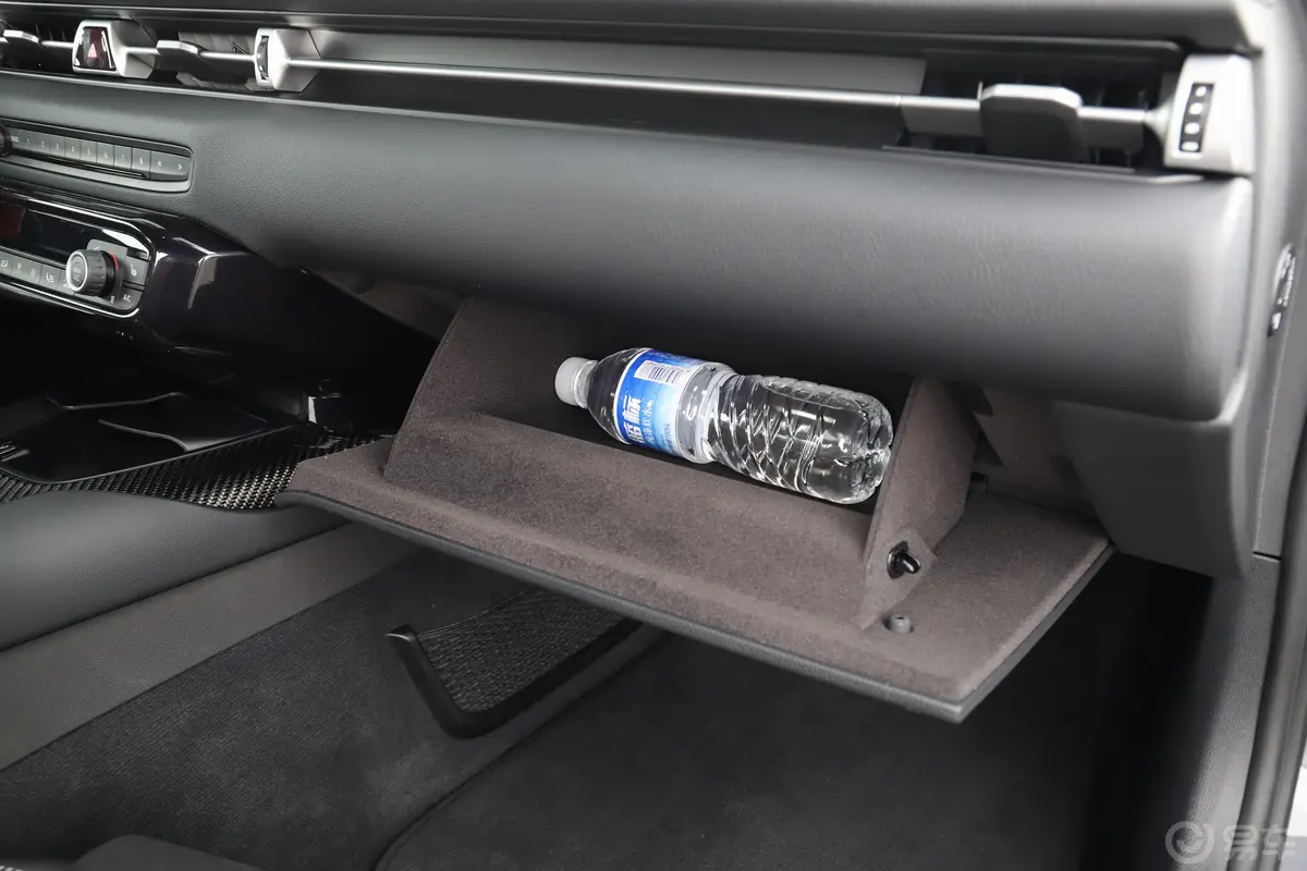 SUPRA改款 GR SUPRA 3.0T 标准型手套箱空间水瓶横置