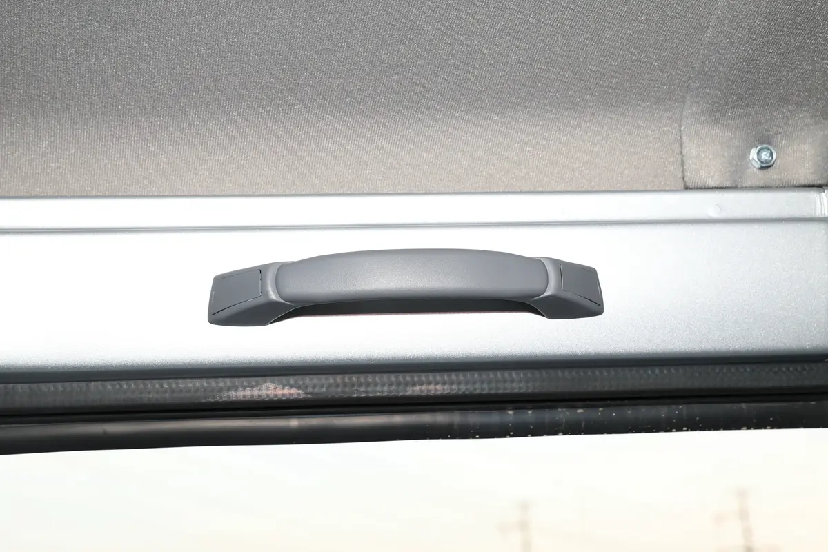 五菱荣光1.5L 手动封窗加长版基本型 5座后排功能