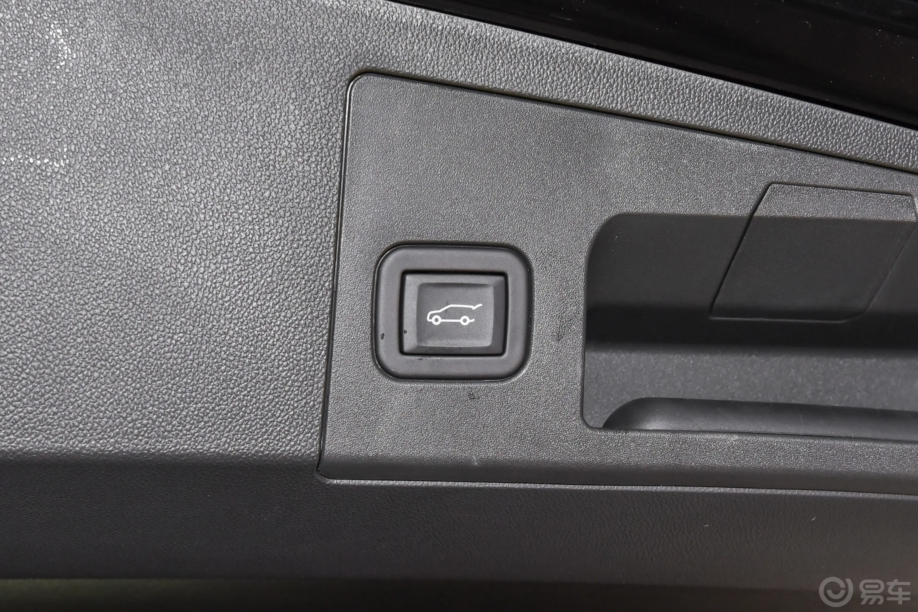 凯迪拉克XT5轻混 2.0T 四驱尊贵型至臻版电动尾门按键（手动扶手）