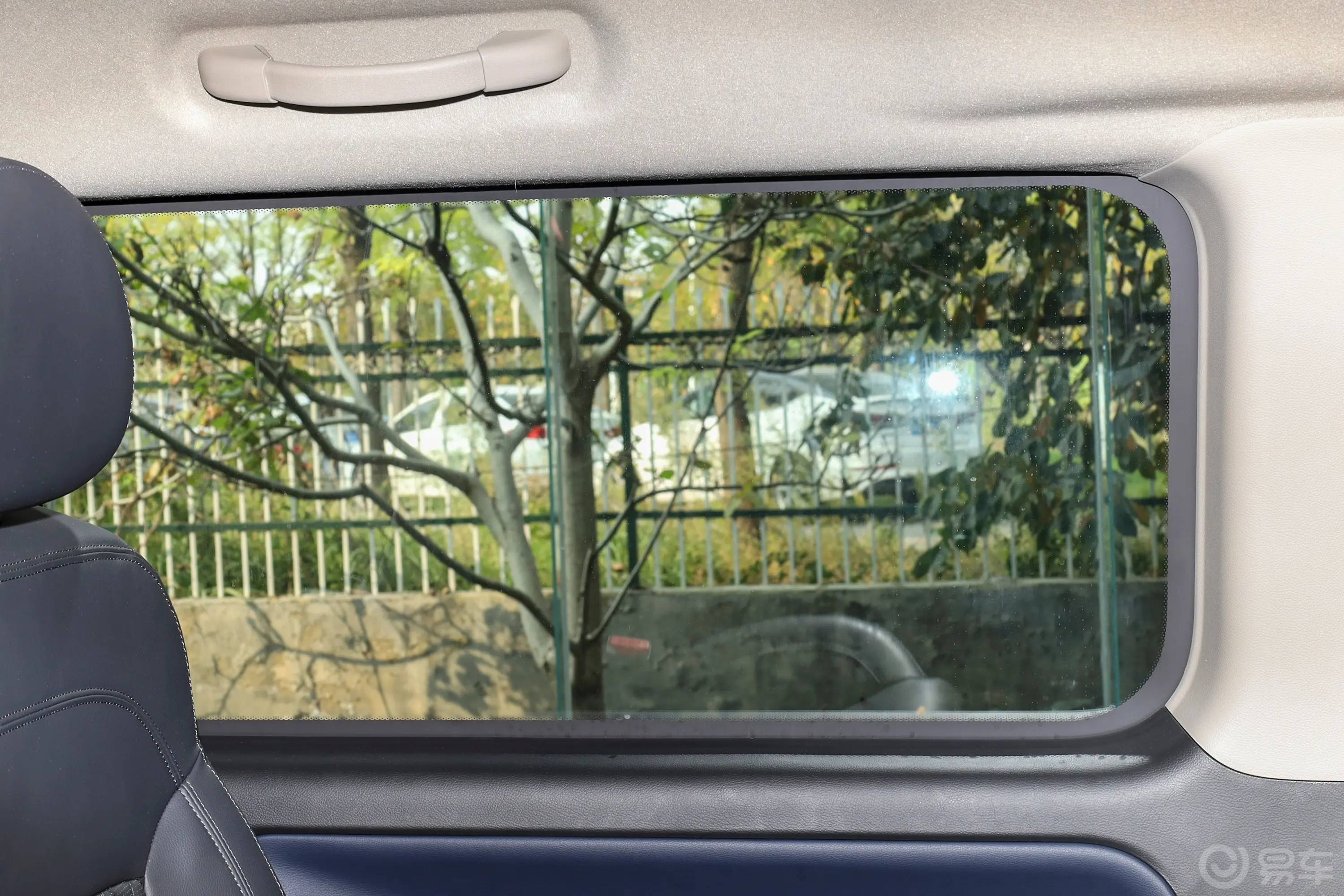 菱智M5 EV客运版 401km 豪华型 7座后排侧窗遮阳帘