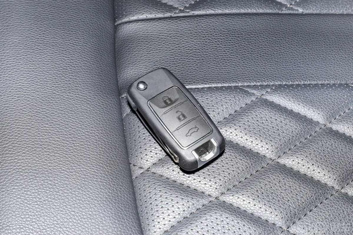 菱智M5 EV客运版 401km 豪华型 7座钥匙正面