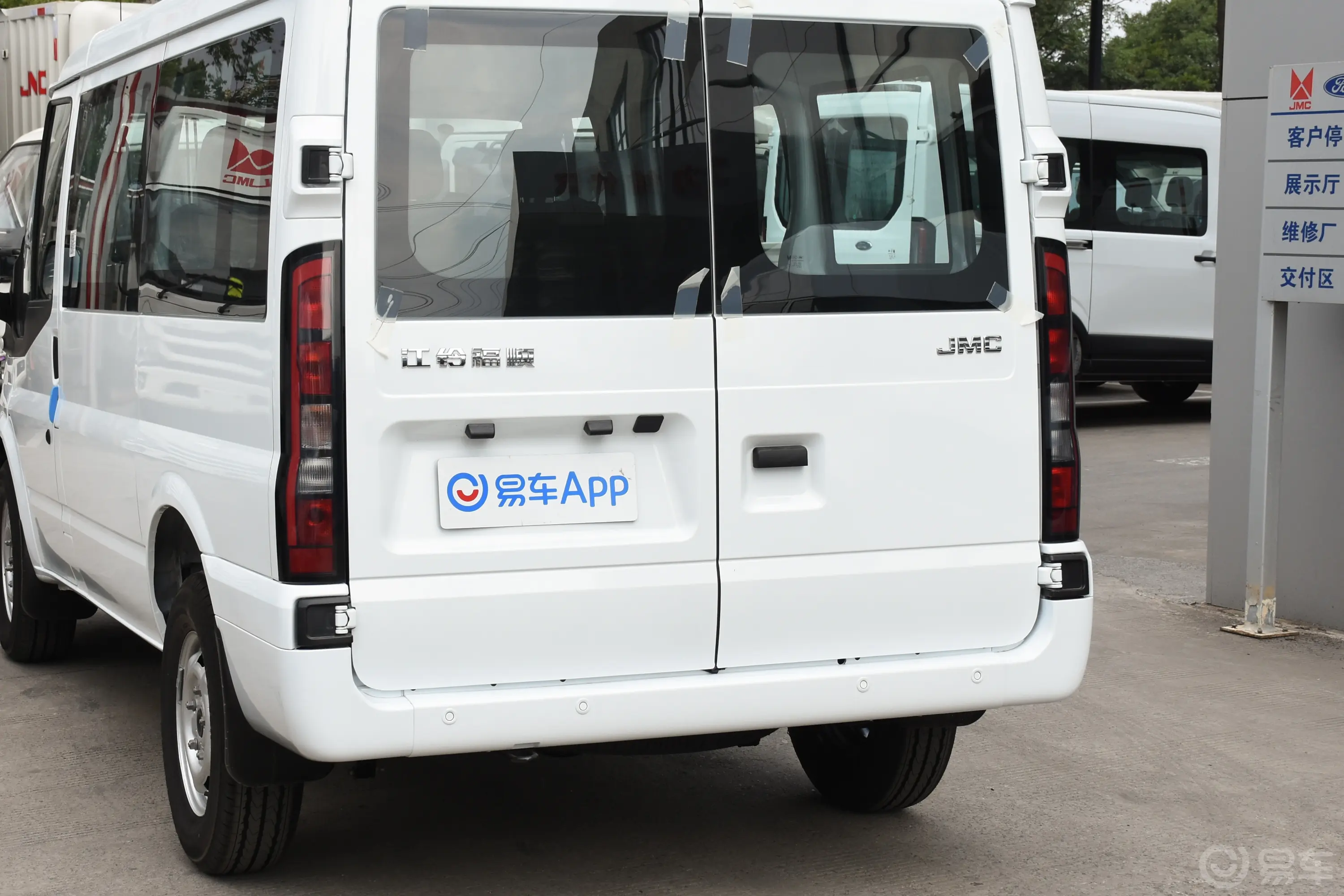 江铃福顺2.0T 自动短轴低顶商运型多功能乘用车(双开尾门) 6座 柴油车后雷达