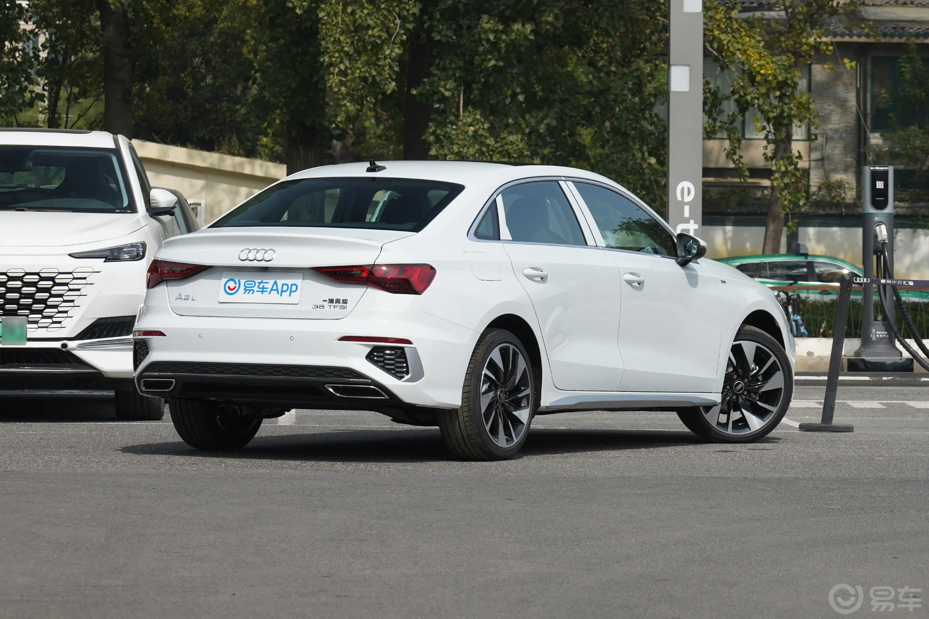 奥迪A3A3L Limousine 35 TFSI 时尚运动型侧后45度车头向右水平