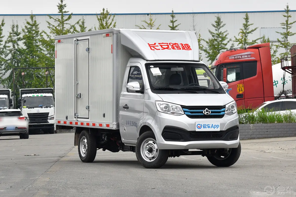 跨越王X1 EV230km 厢式车3.05米侧前45度车头向右水平