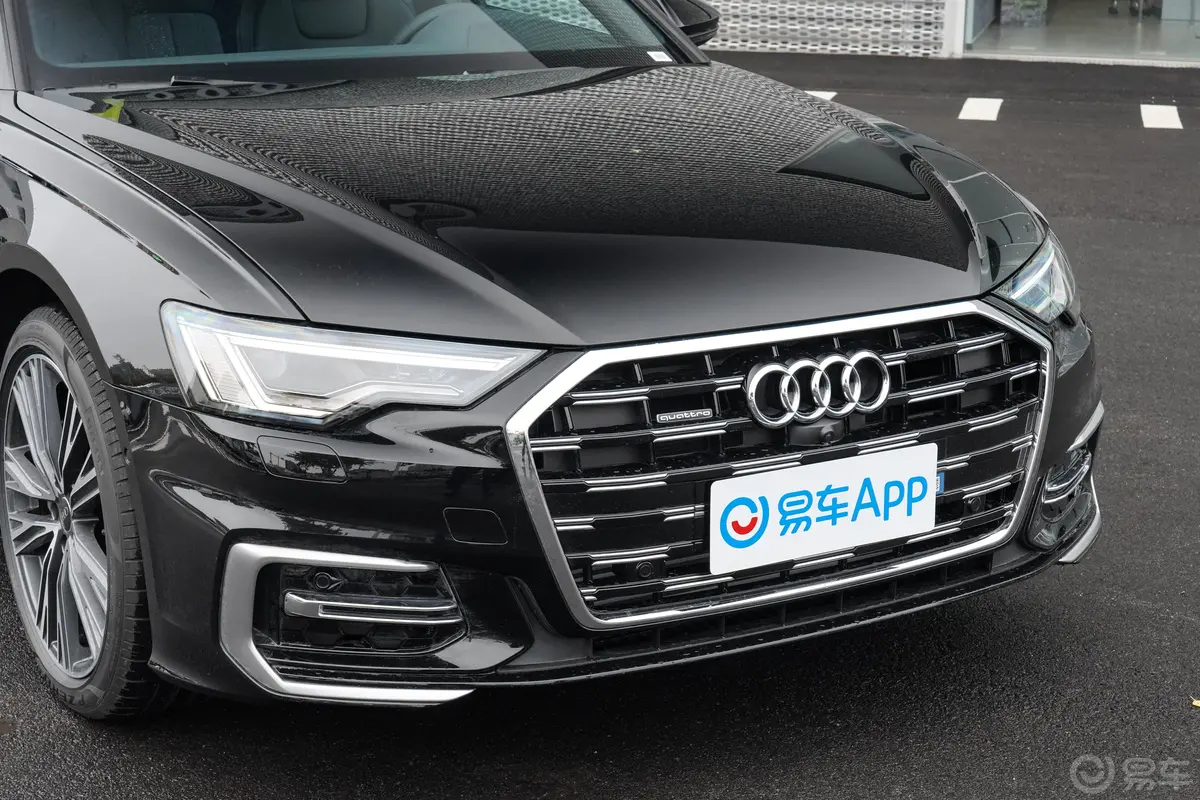 奥迪A6L45 TFSI quattro 臻选动感型前格栅侧俯拍