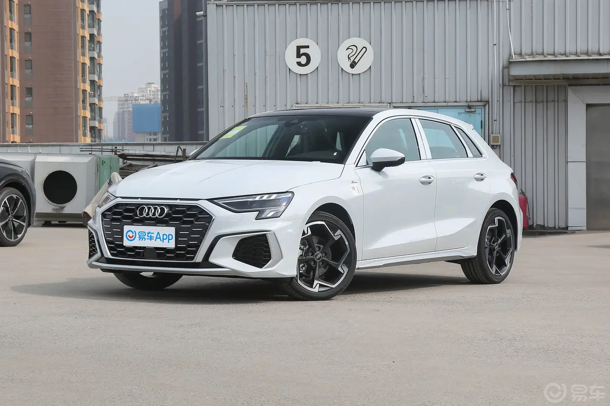 奥迪A3Sportback 35 TFSI 豪华运动型侧前45度车头向左水平