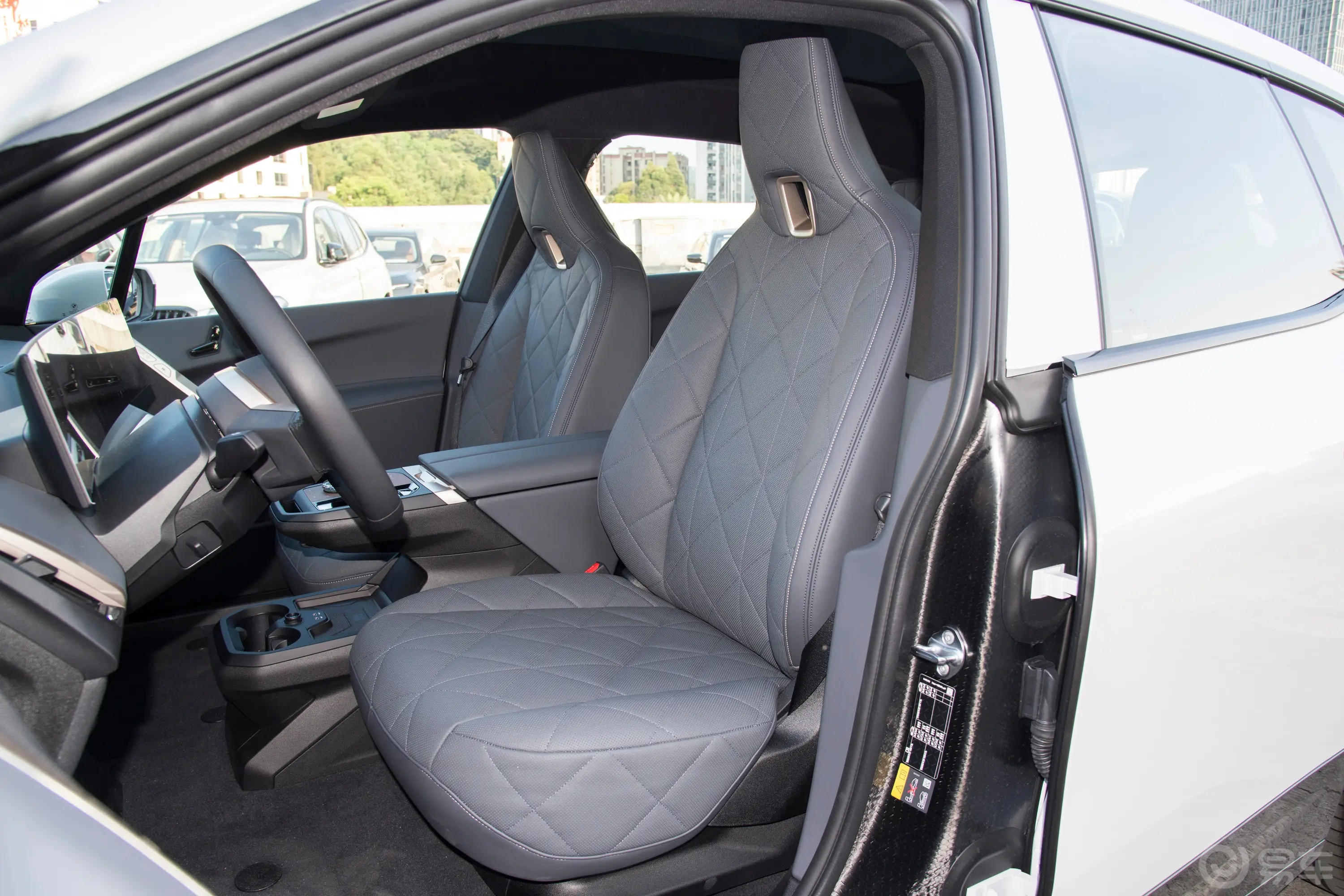 宝马iX改款 xDrive50驾驶员座椅