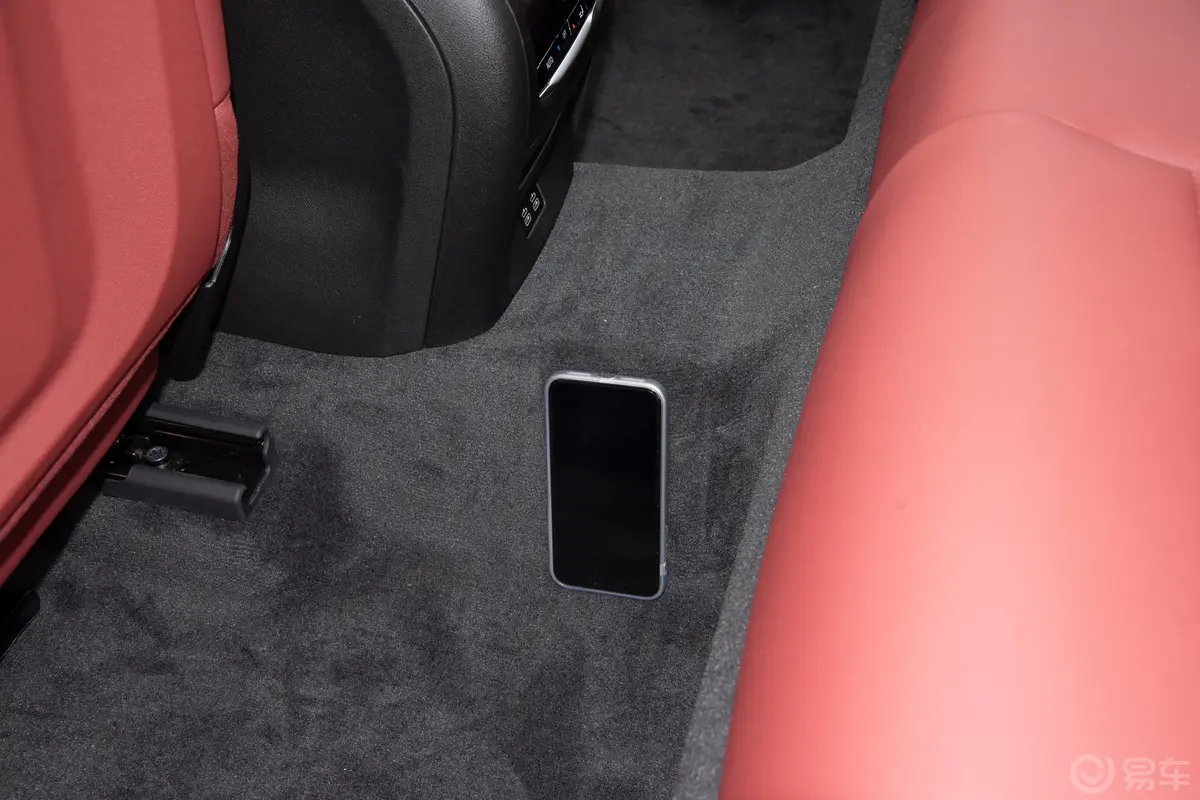 宝马X3xDrive25i M运动套装后排地板中间位置