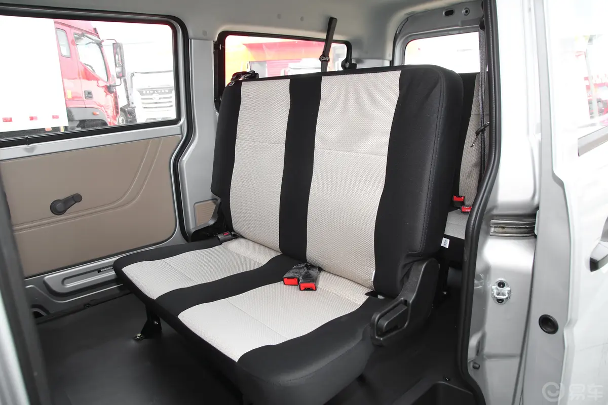 跨越星V31.3L 客车标准型 7座后备箱内座椅放倒按钮