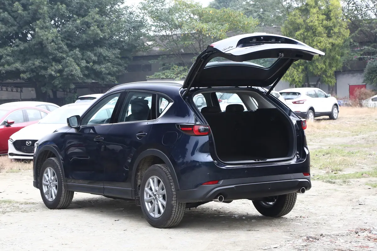 马自达CX-52.0L 两驱智雅型后备厢开启45度侧拍