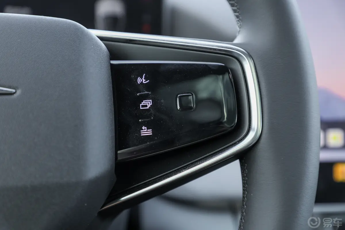 Polestar 4755km 后驱长续航PLUS版右侧方向盘功能按键