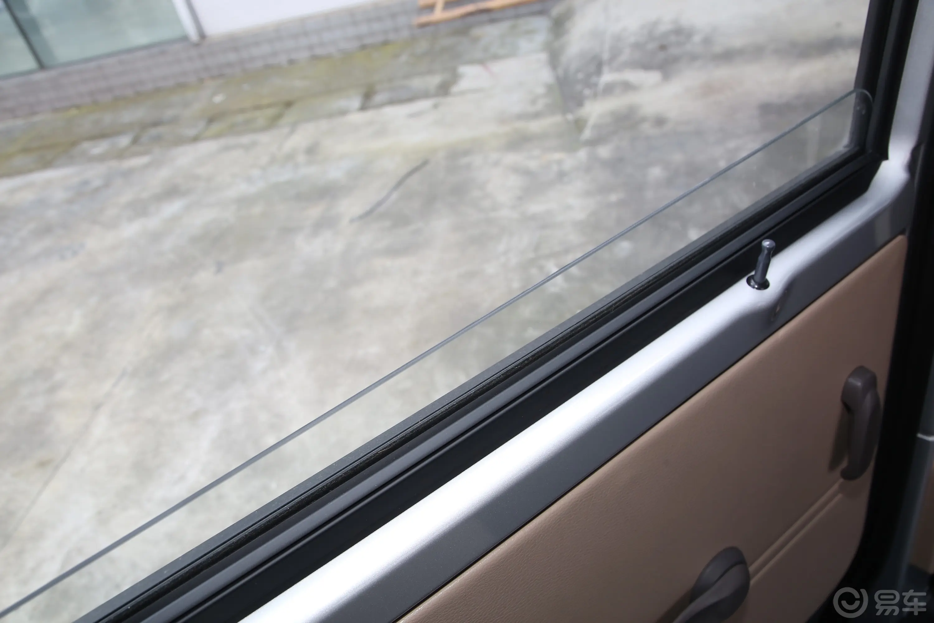 跨越星V31.3L 客车标准型 5座后排玻璃材质特写