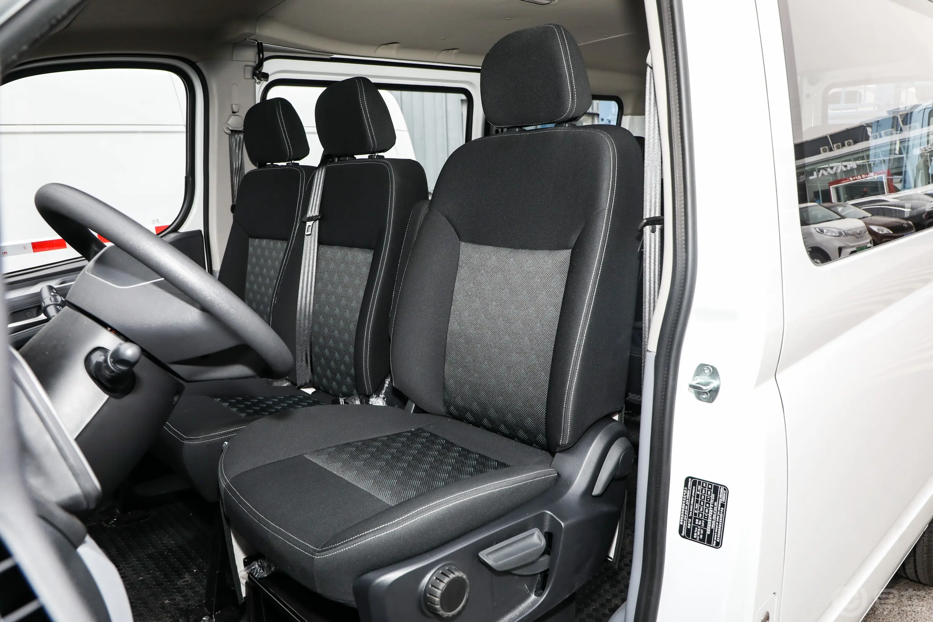 新途V80商旅PRO 2.0T AMT短轴中顶非营运 10/11/12座驾驶员座椅
