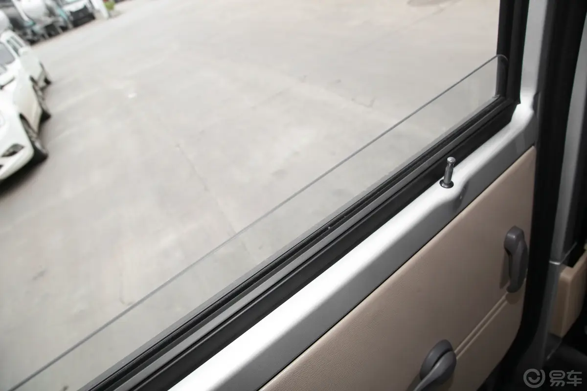 跨越星V31.5L 客车畅享型 5座后排玻璃材质特写