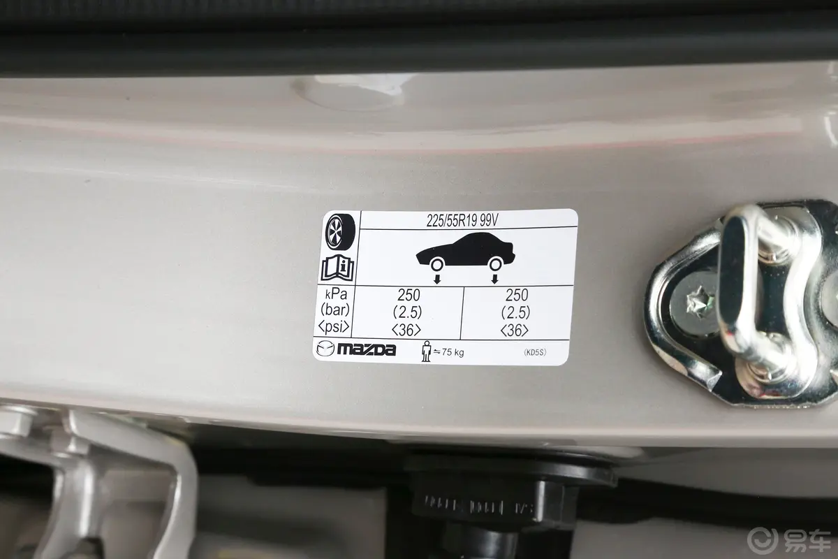 马自达CX-52.5L 两驱智尊型胎压信息铭牌