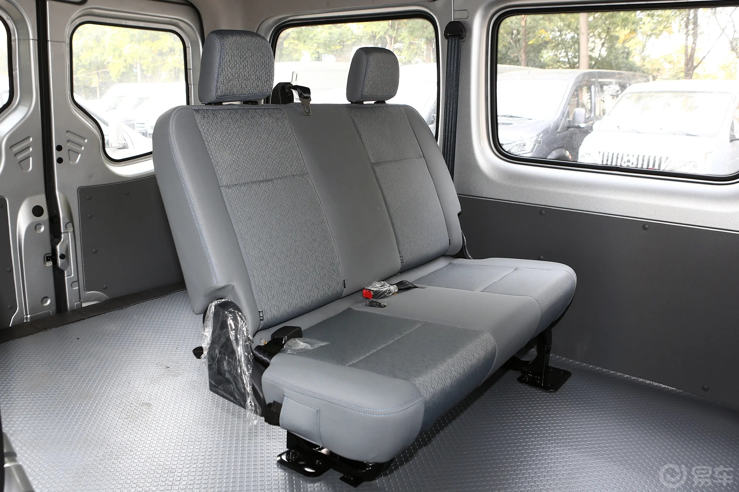 图雅诺都市版多功能 2.0T 手动短轴低顶后单胎 5/6/9座后排座椅