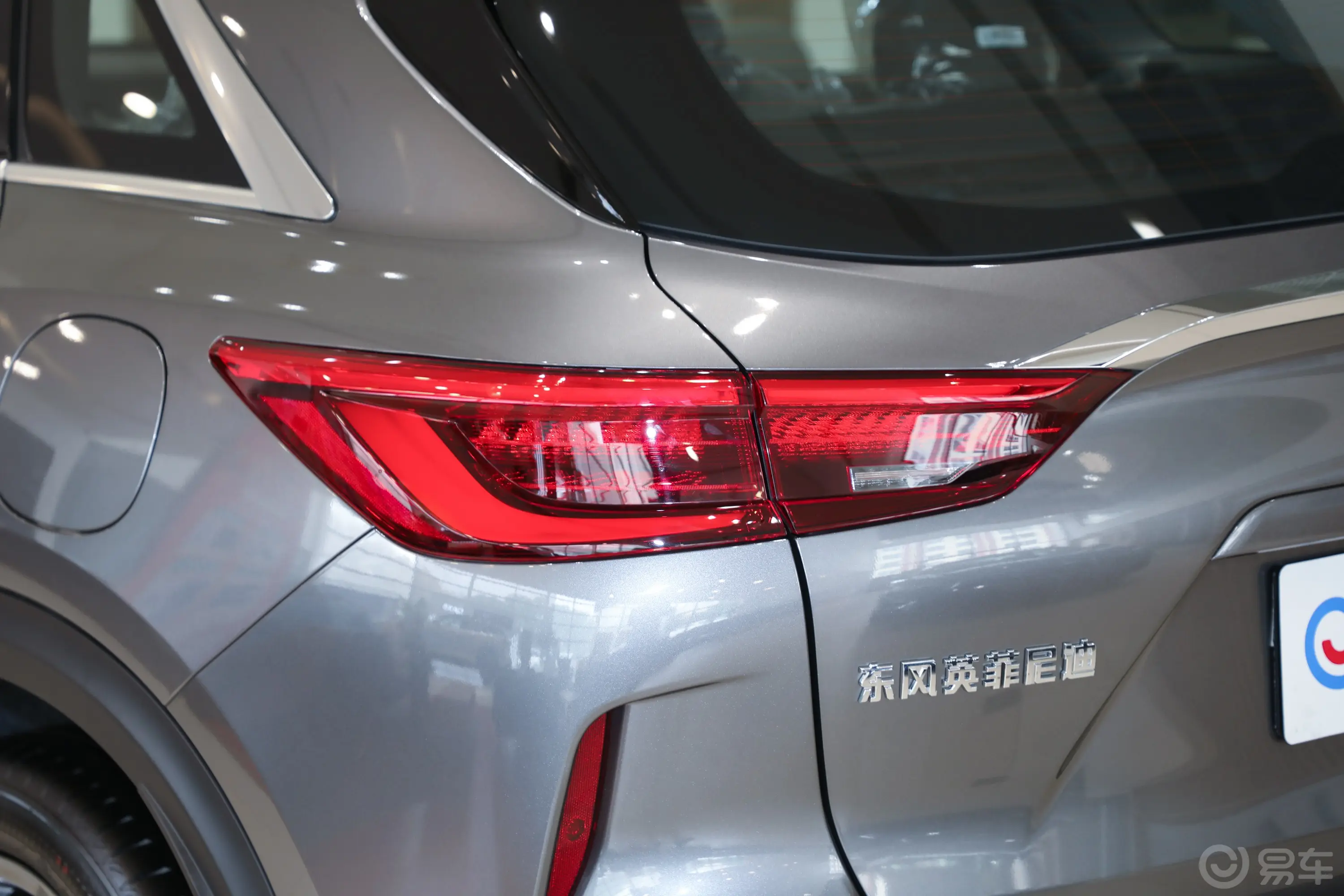 英菲尼迪QX502.0T 两驱领航版尾灯侧45度俯拍