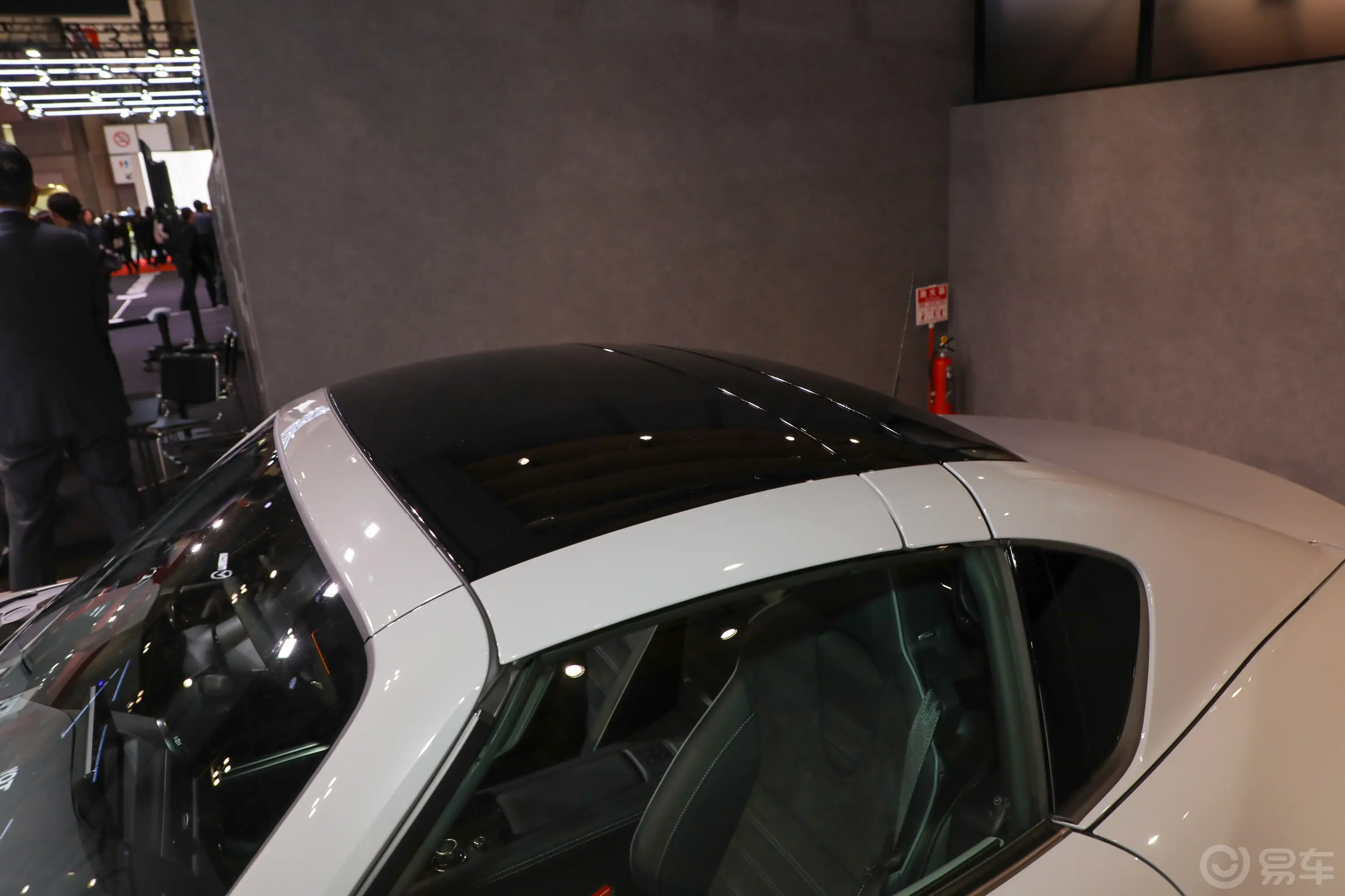 马自达MX-5海外版主驾驶后视镜背面