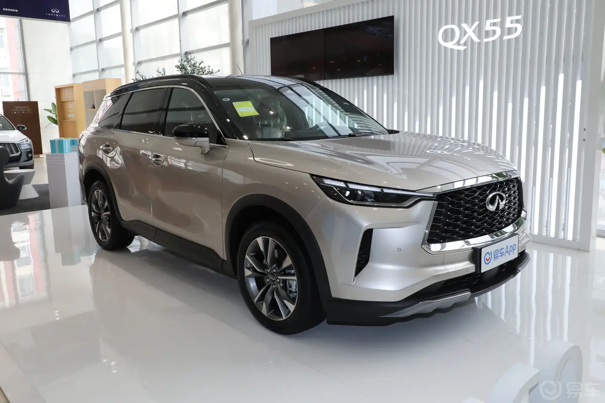 英菲尼迪QX602.0T 四驱尊享版正侧车头向右水平