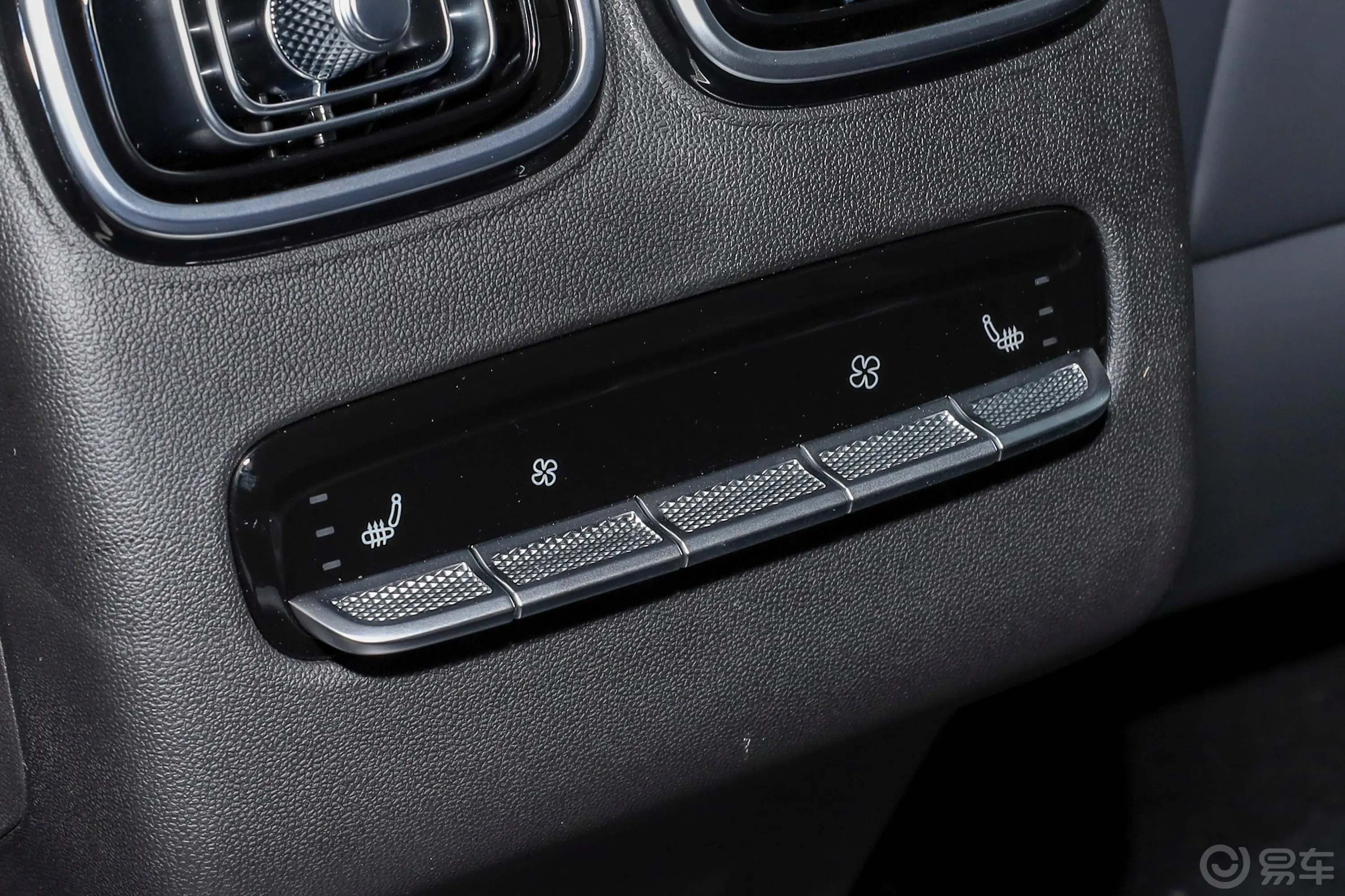 瑞虎92.0T 自动两驱尊贵版 5座后排空调控制键
