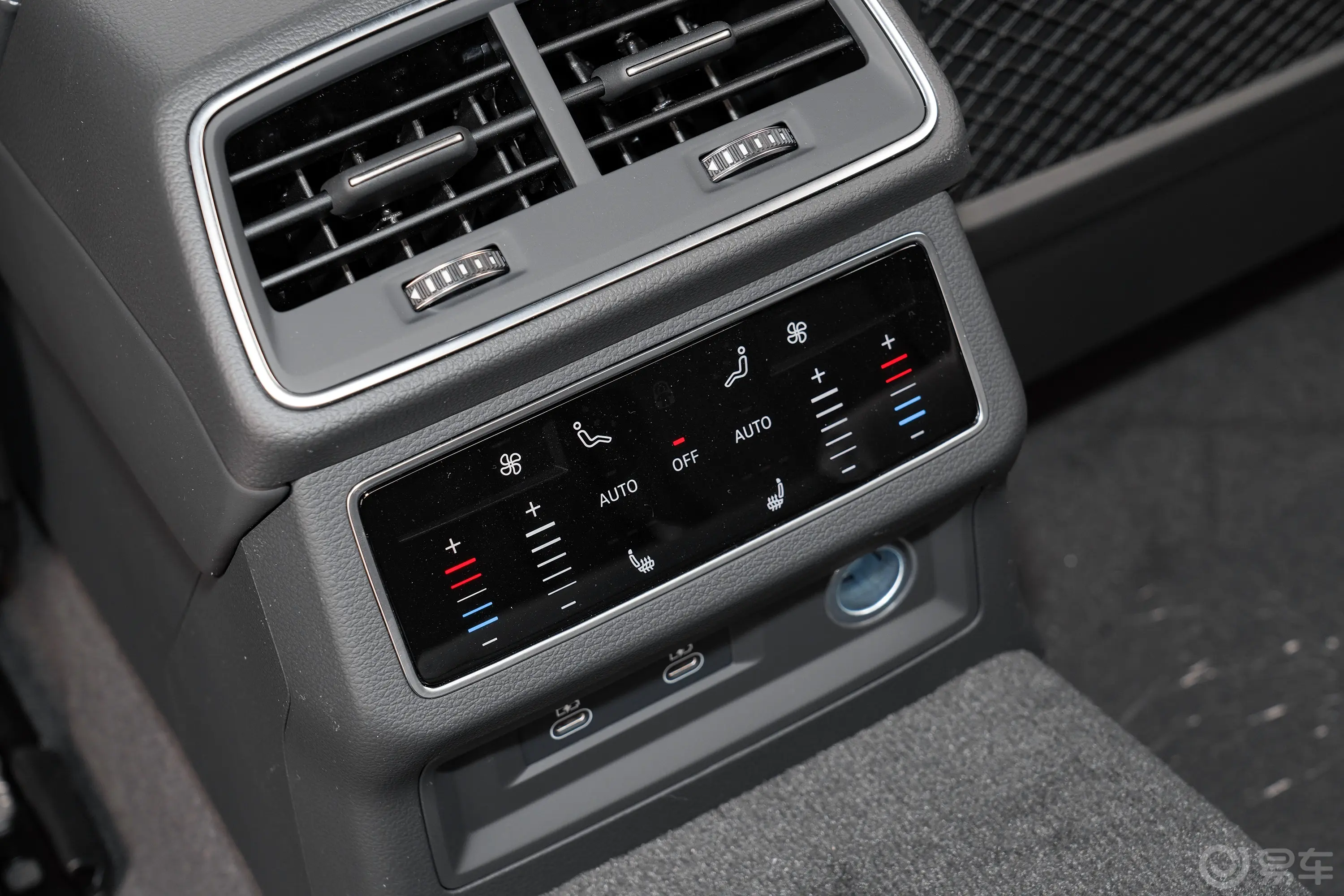 奥迪A6L45 TFSI quattro 尊享动感型后排空调控制键