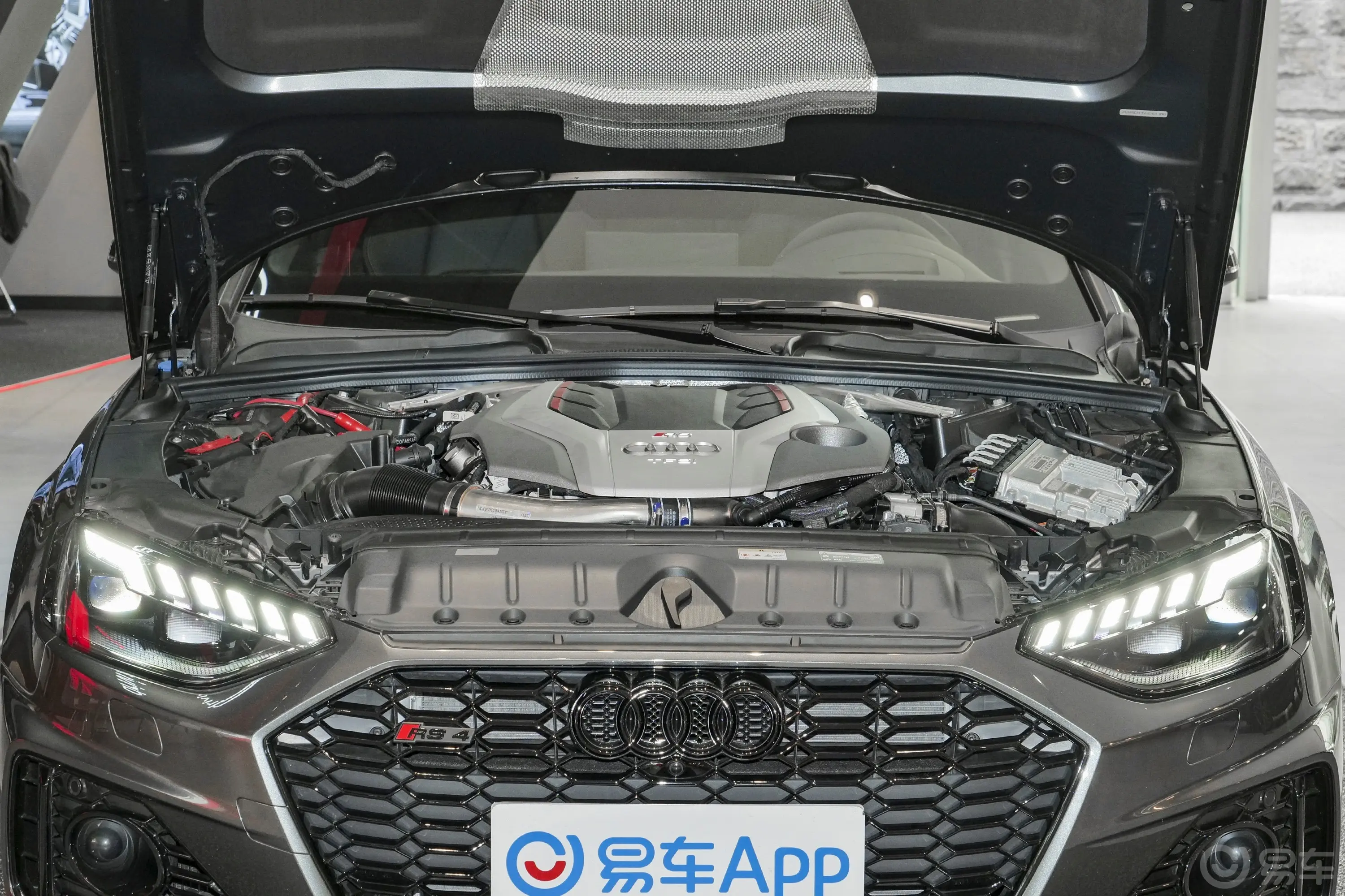 奥迪RS 42.9T Avant 黑曜版发动机舱整体