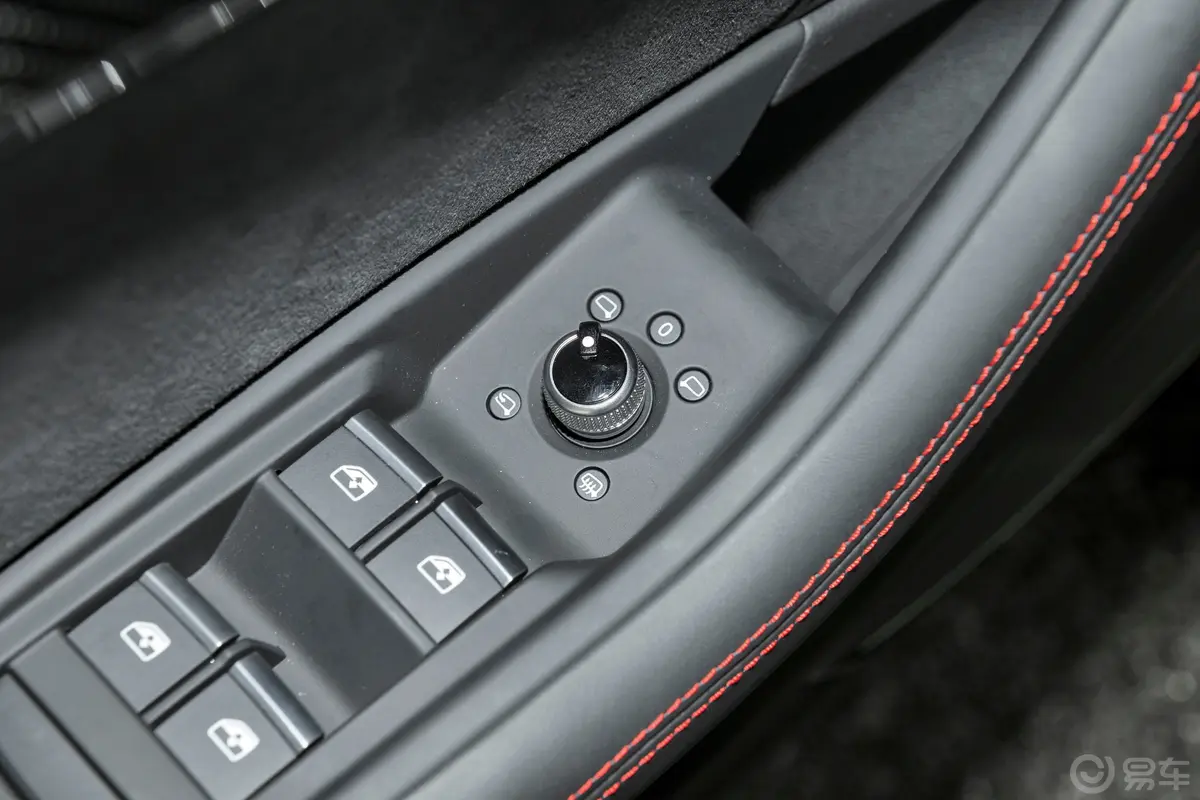 奥迪RS 42.9T Avant 黑曜版后视镜调节键