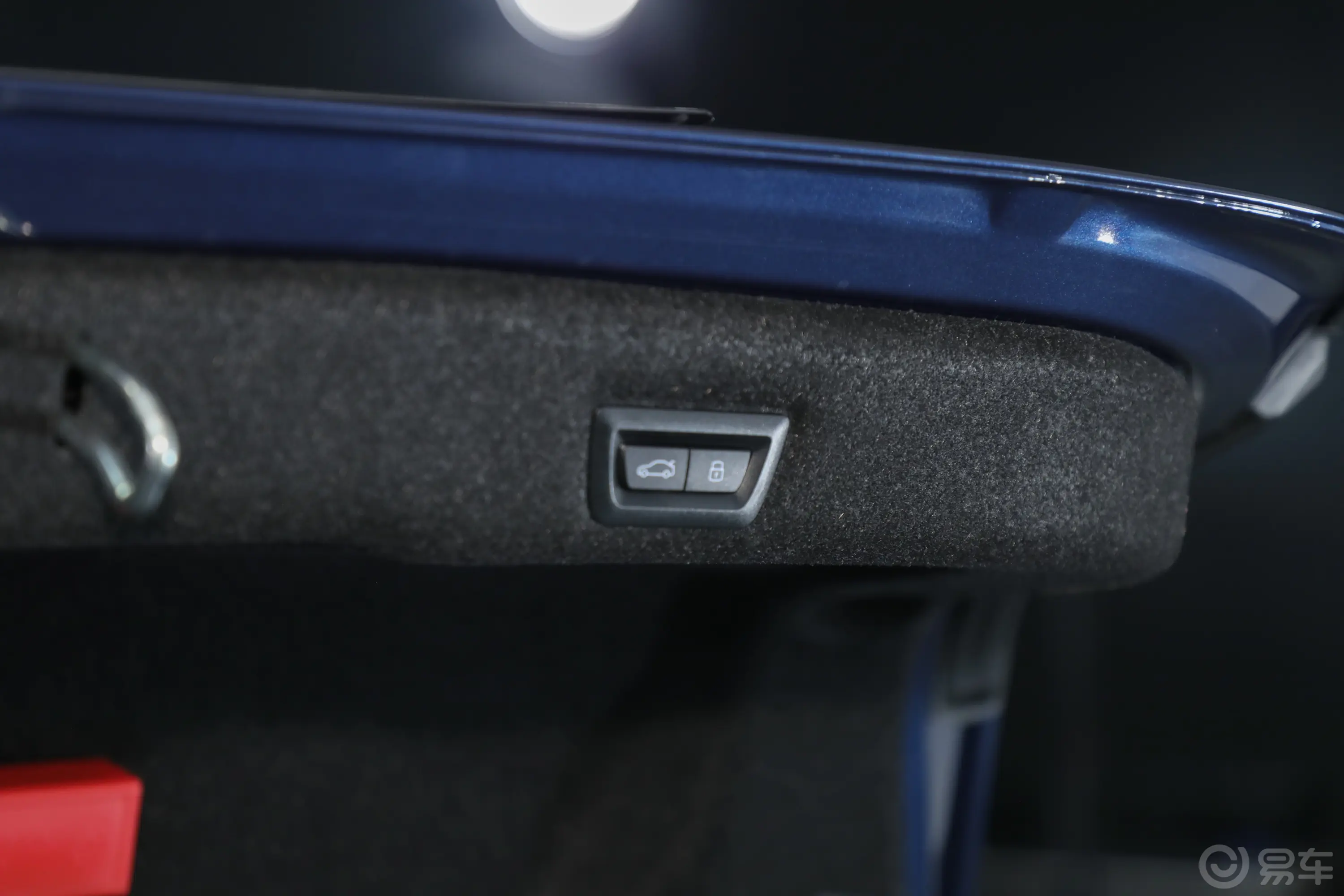 宝马5系530Li 尊享型 M运动套装电动尾门按键（手动扶手）