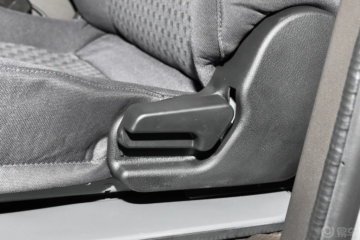 五菱荣光新卡1.5L 双排基本型 5座主驾座椅调节
