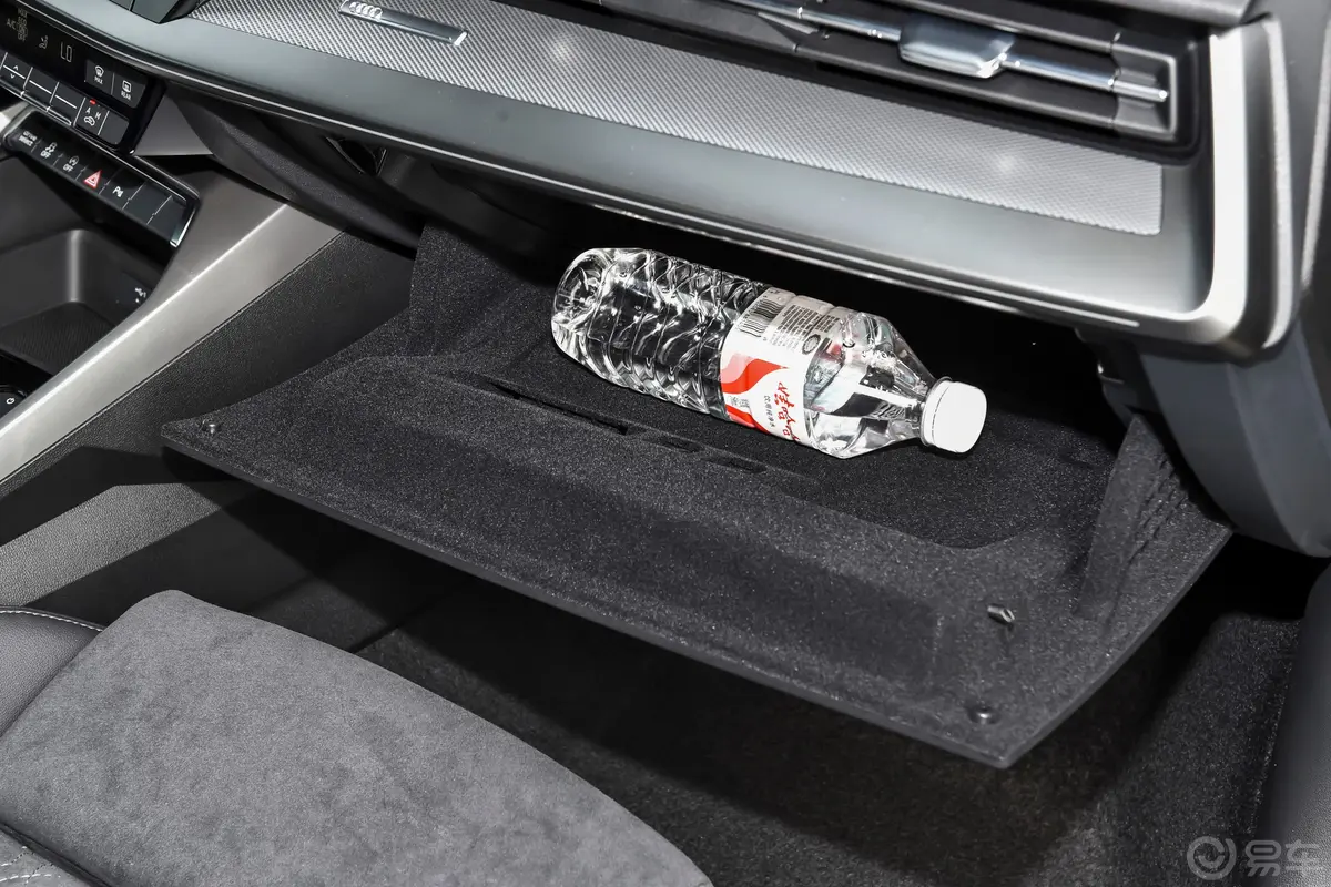 奥迪A3A3L Limousine 35 TFSI 豪华运动型手套箱空间水瓶横置