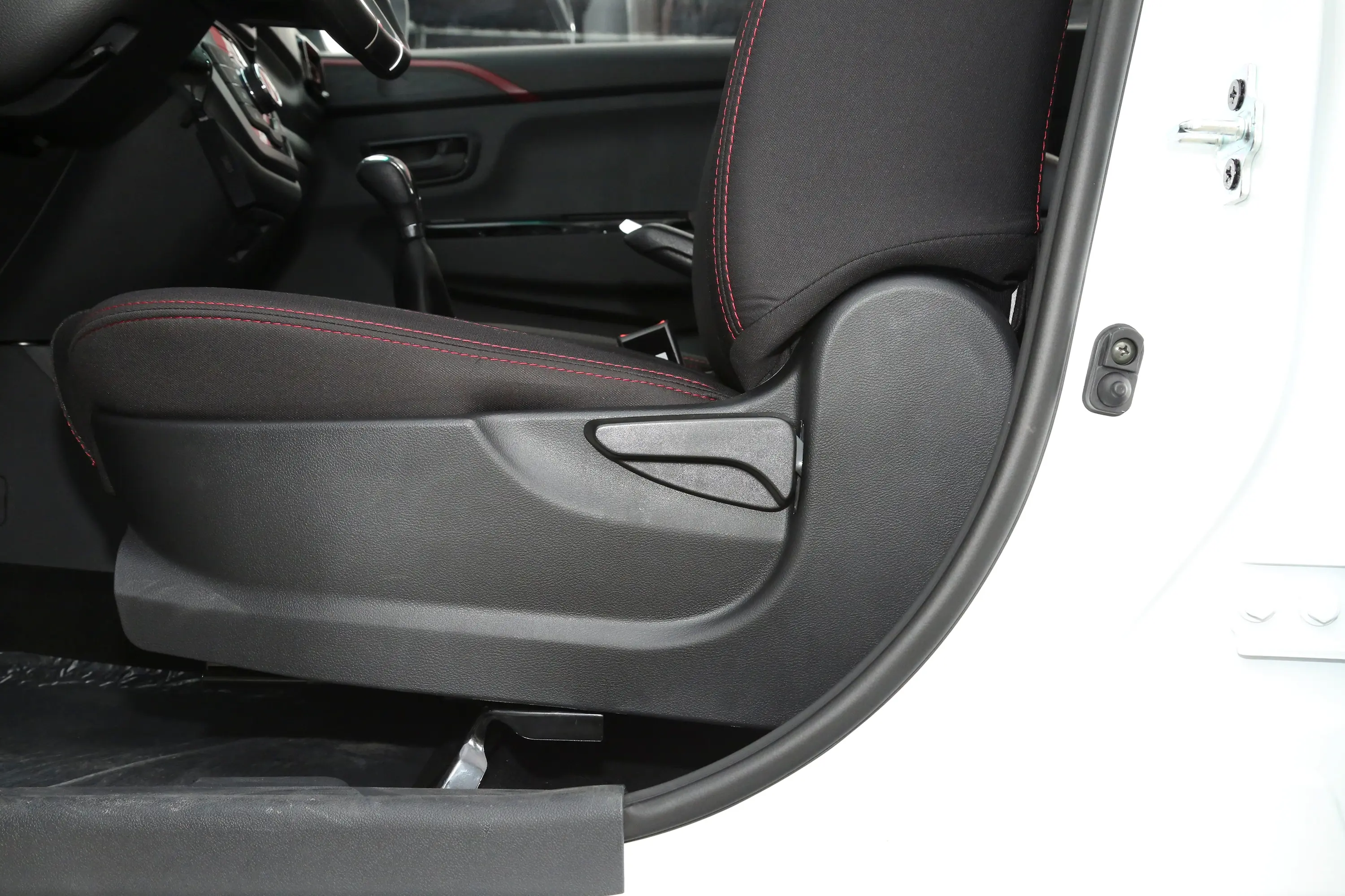 SWM斯威大虎1.5L 舒适型 7座主驾座椅调节