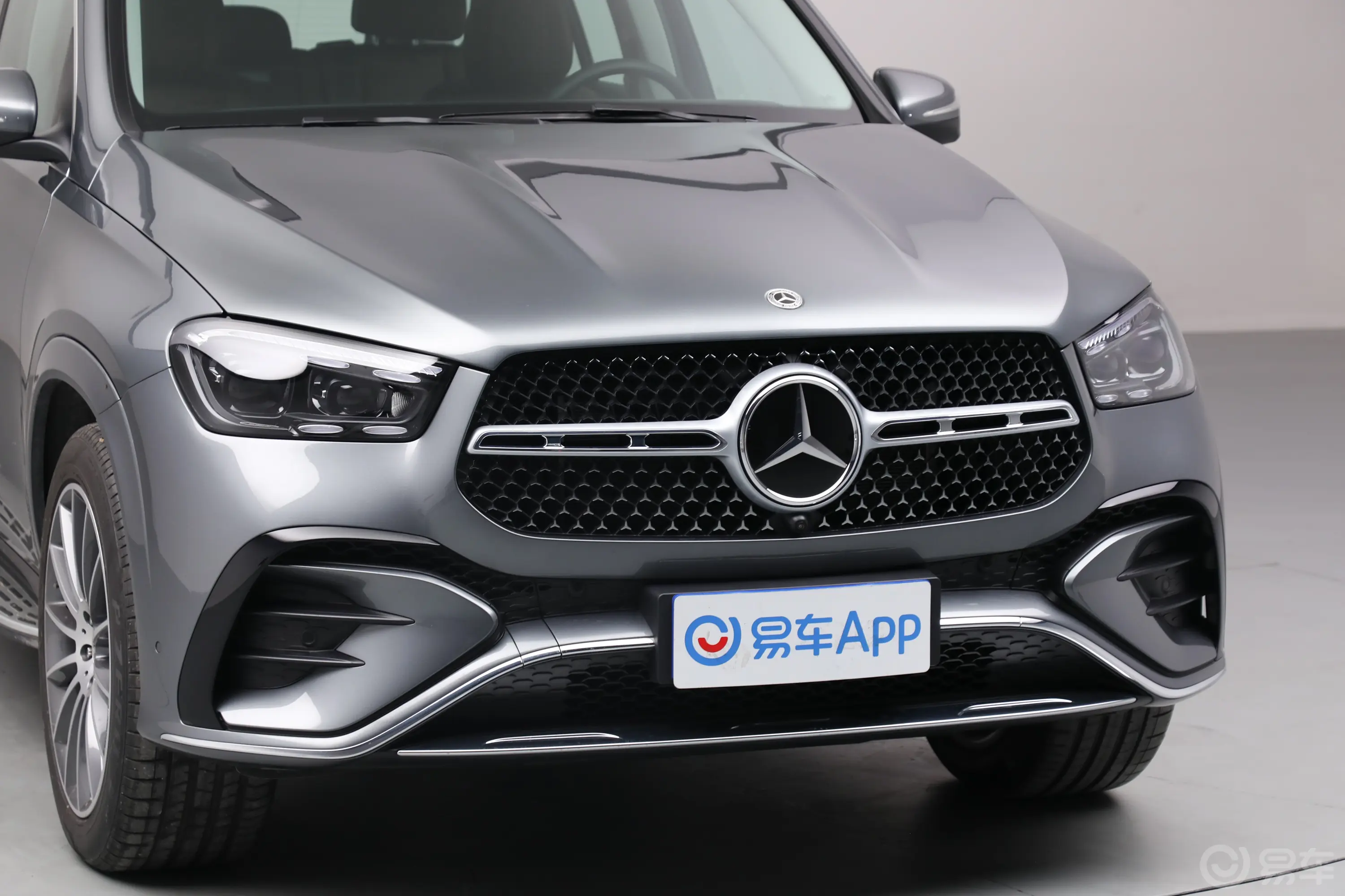 奔驰GLEGLE 450 4MATIC 豪华型前格栅侧俯拍