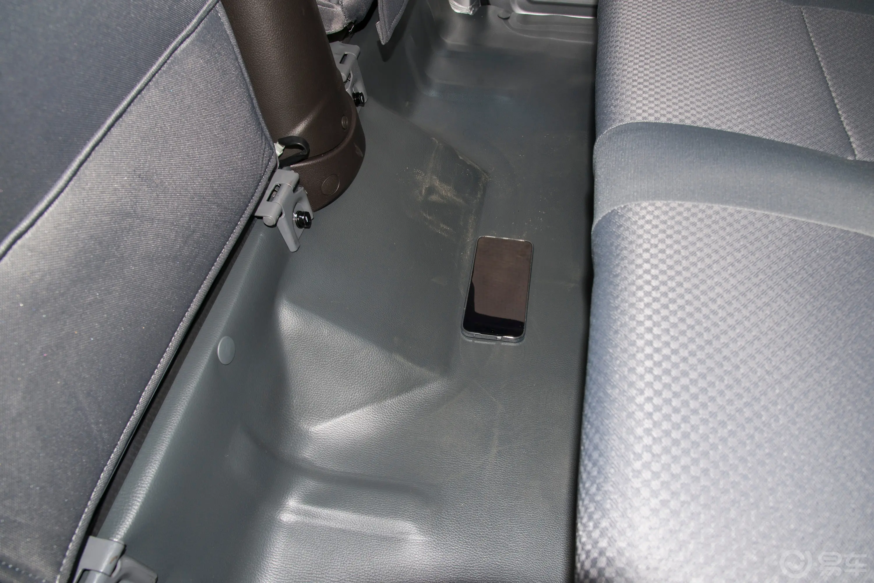 五菱荣光小卡1.5L 双排基本型 5座后排地板中间位置