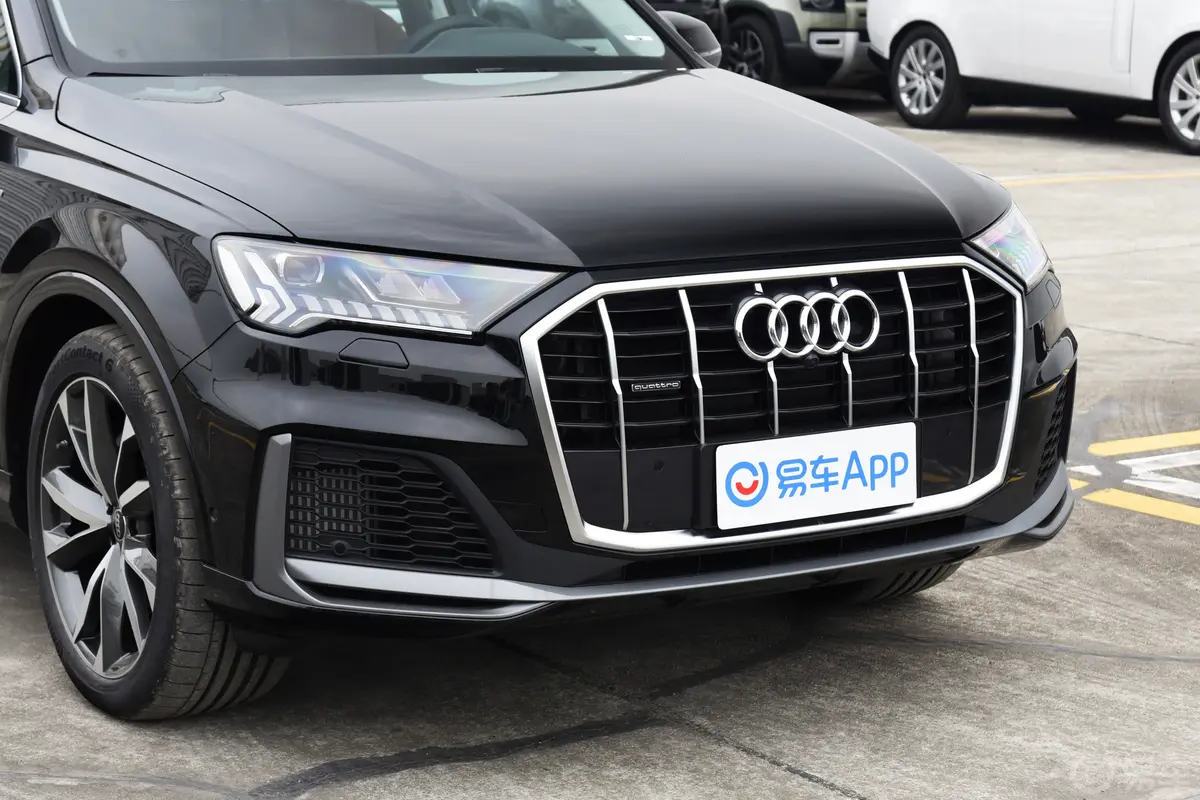 奥迪Q755 TFSI quattro S line运动型前格栅侧俯拍