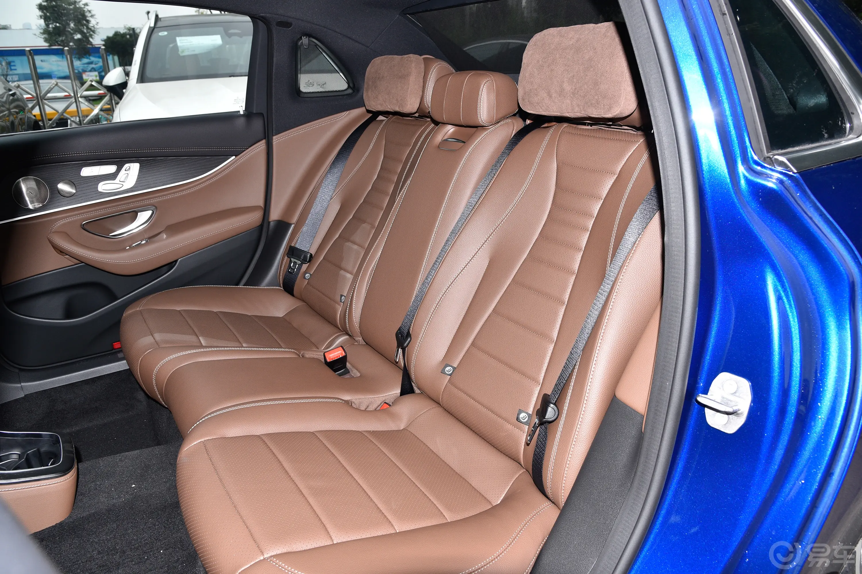 奔驰E级改款 E 300 L 运动豪华型后排座椅