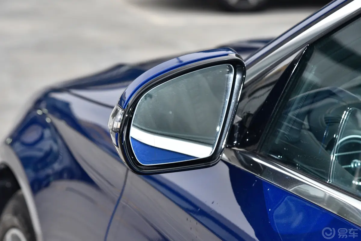 奔驰E级改款 E 300 L 运动豪华型后视镜镜面