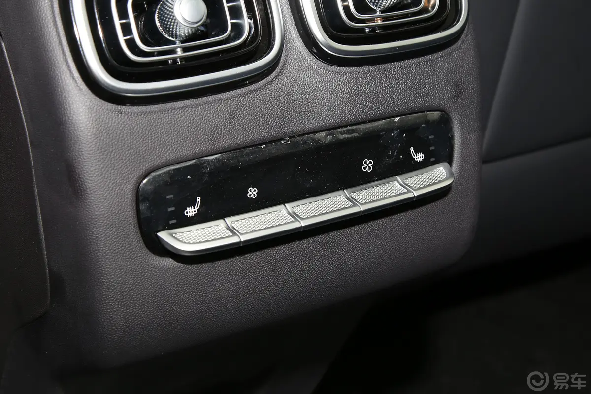瑞虎92.0T 自动两驱豪华版 5座后排空调控制键