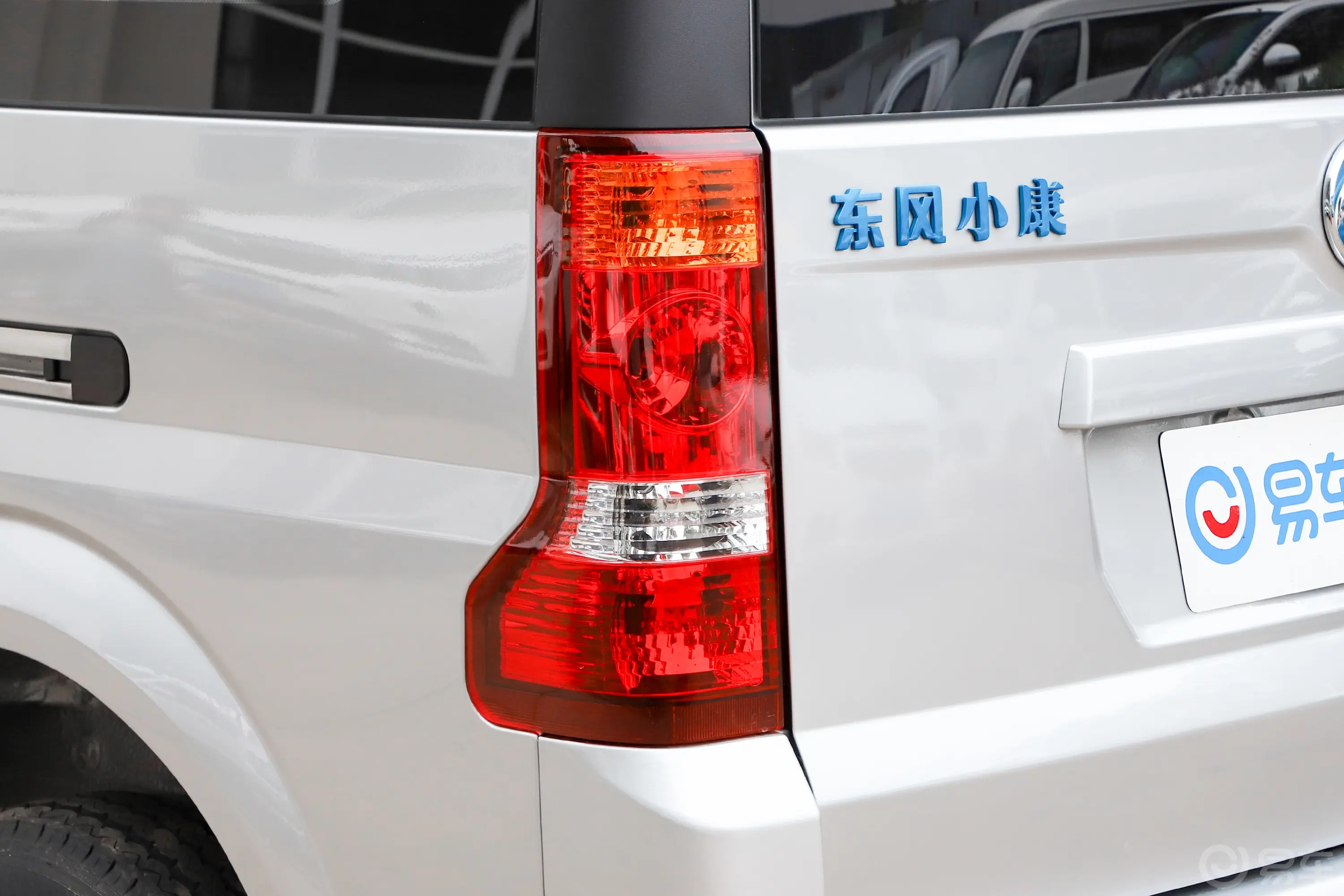 东风小康EC36II252km 标准版 中创新航尾灯侧45度俯拍