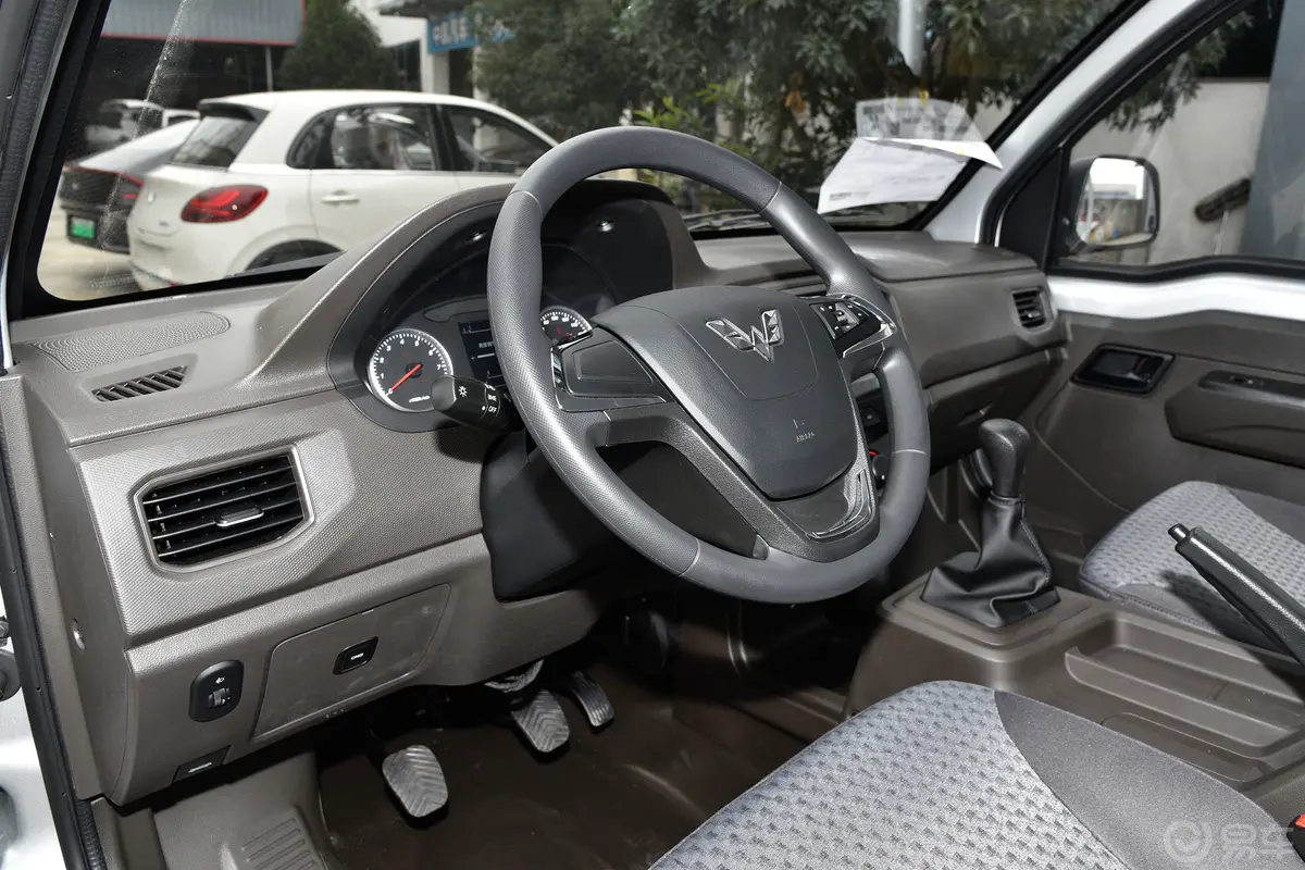 五菱荣光新卡2.0L 单排舒适型 2座 CNG驾驶位区域