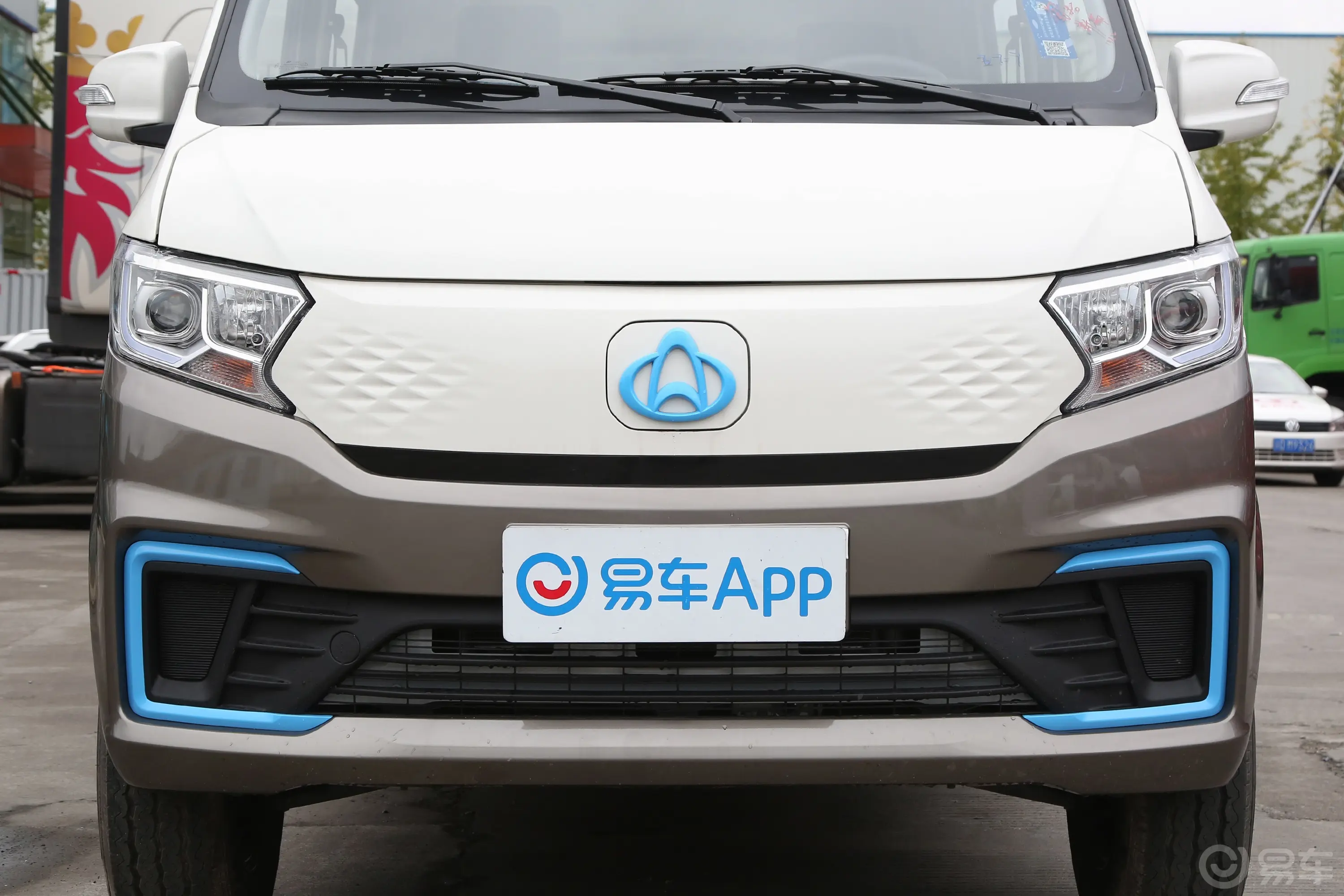 跨越星V7 EV251km 客车掀背门豪华型 9座外观细节