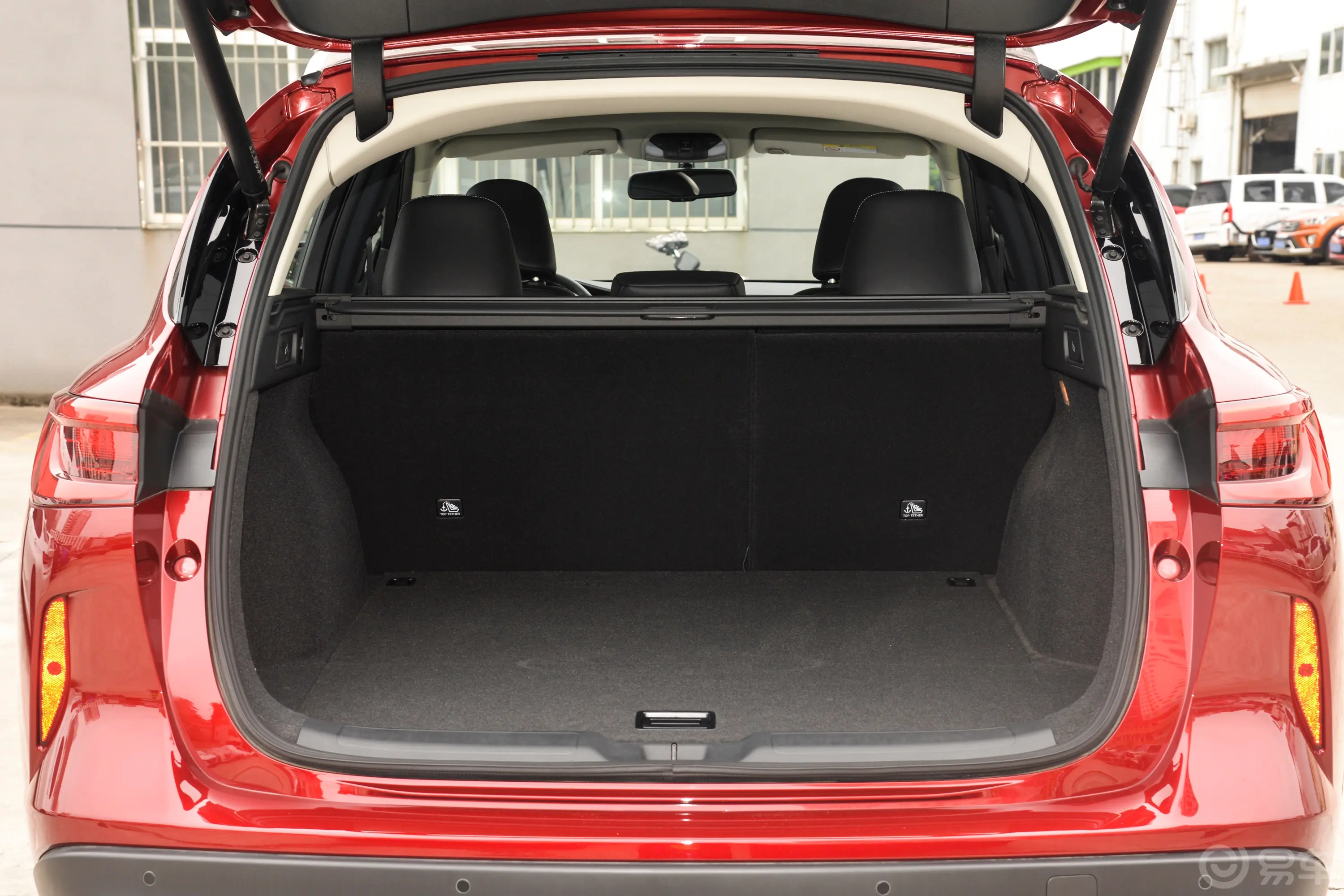 英菲尼迪QX502.0T 两驱时尚版后备厢空间特写